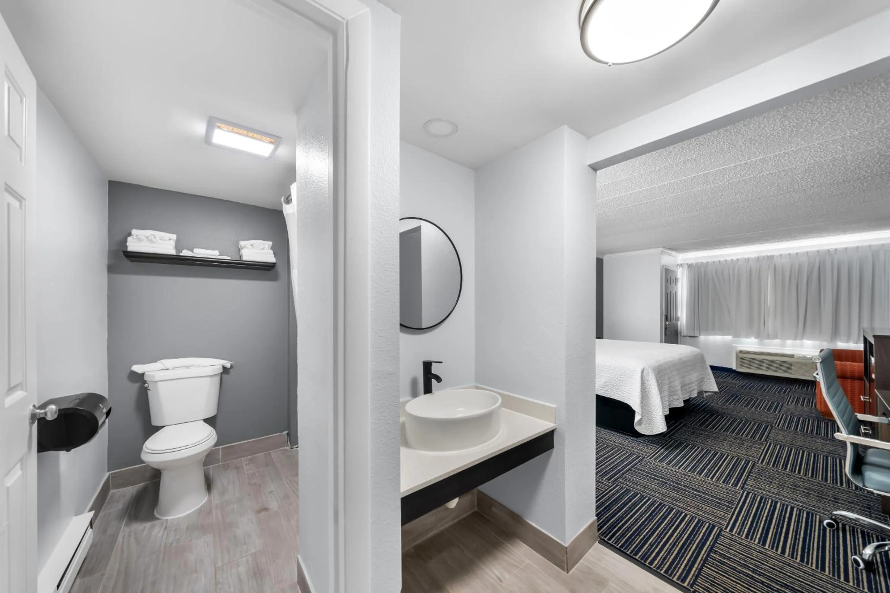 Bathroom, Bed in Admiralty Inn & Suites - a Red Collection Hotel