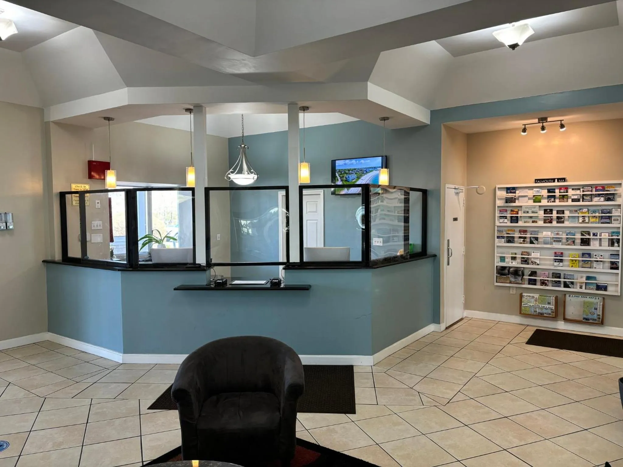 Lobby or reception in Admiralty Inn & Suites - a Red Collection Hotel