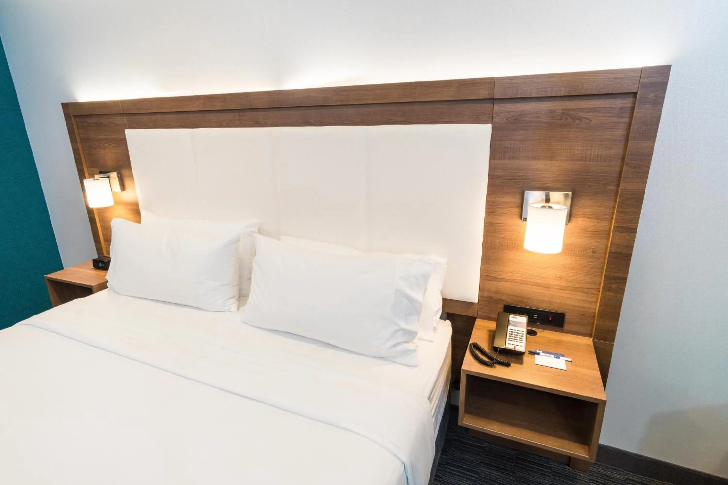 Photo of the whole room, Bed in Holiday Inn Express Hollywood Walk of Fame by IHG