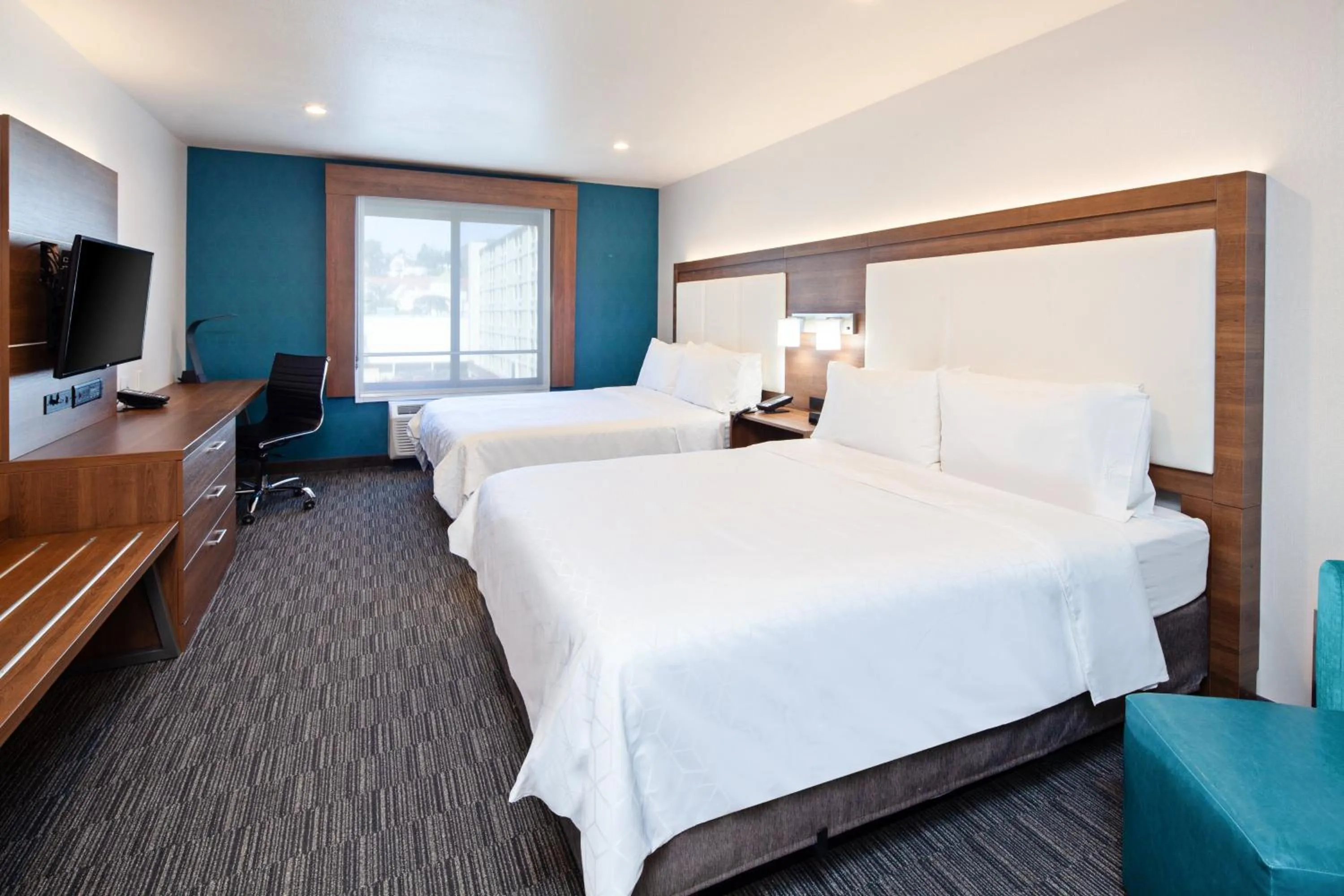 Photo of the whole room, Bed in Holiday Inn Express Hollywood Walk of Fame by IHG