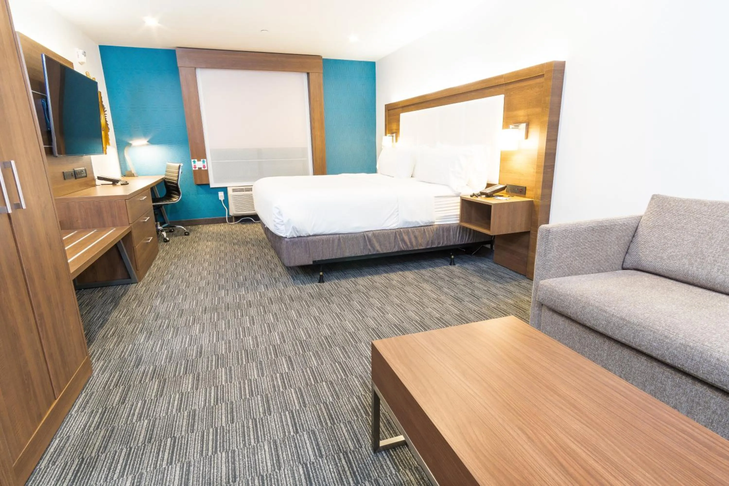 Photo of the whole room, Bed in Holiday Inn Express Hollywood Walk of Fame by IHG