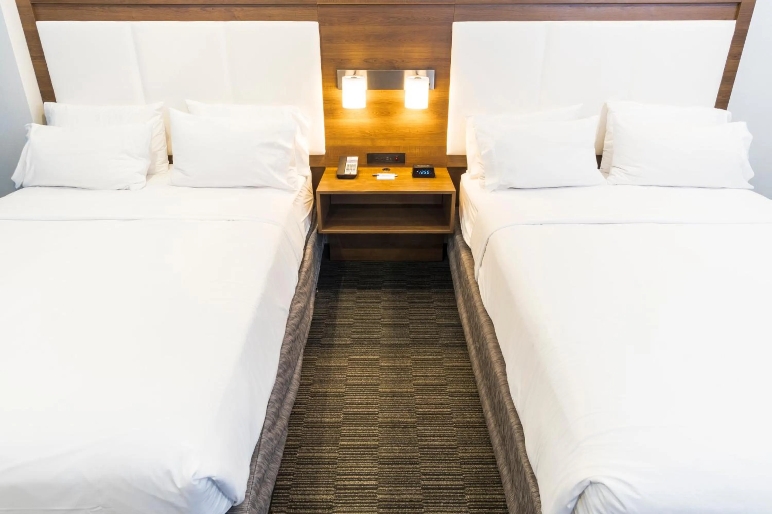 Photo of the whole room, Bed in Holiday Inn Express Hollywood Walk of Fame by IHG