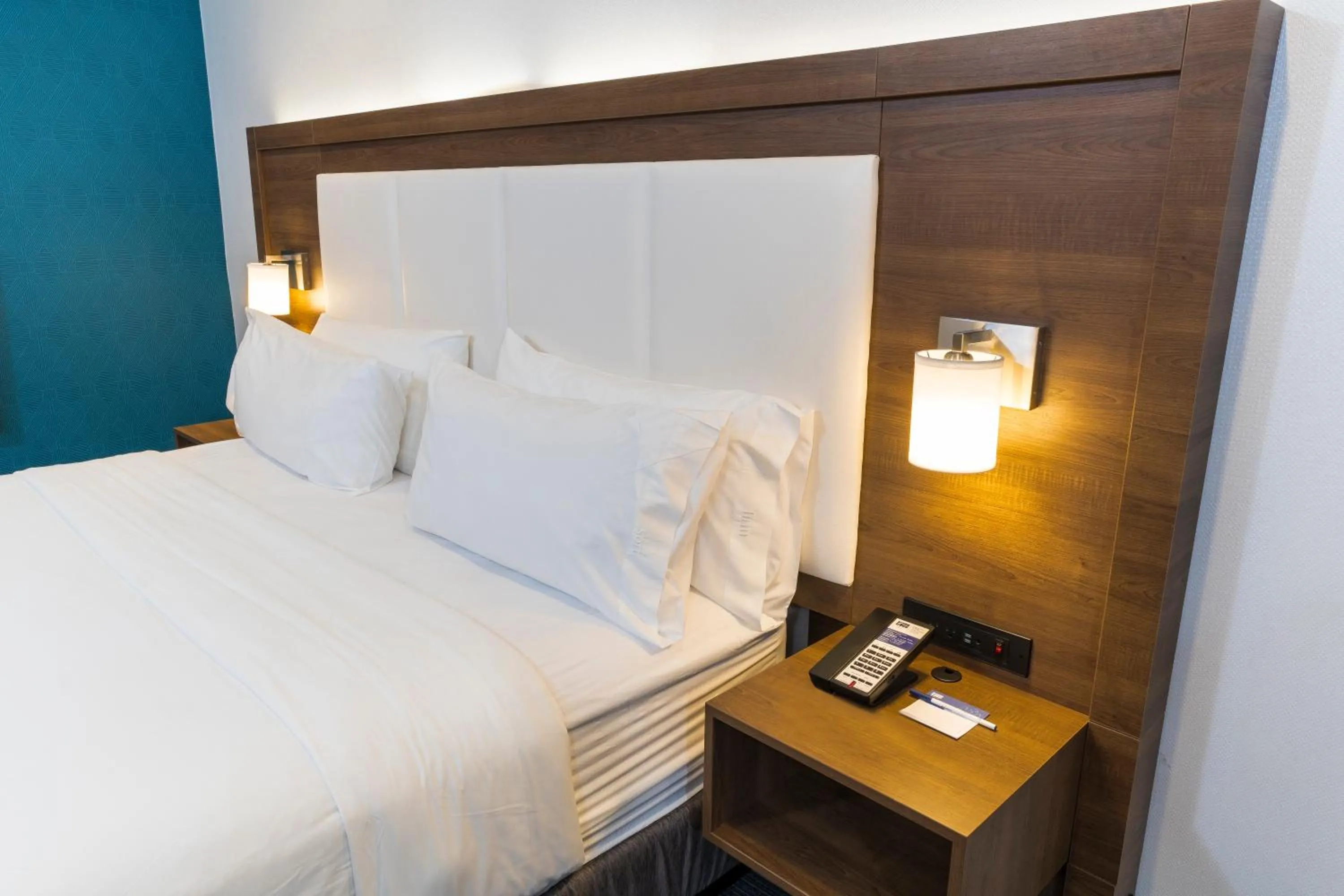 Photo of the whole room, Bed in Holiday Inn Express Hollywood Walk of Fame by IHG