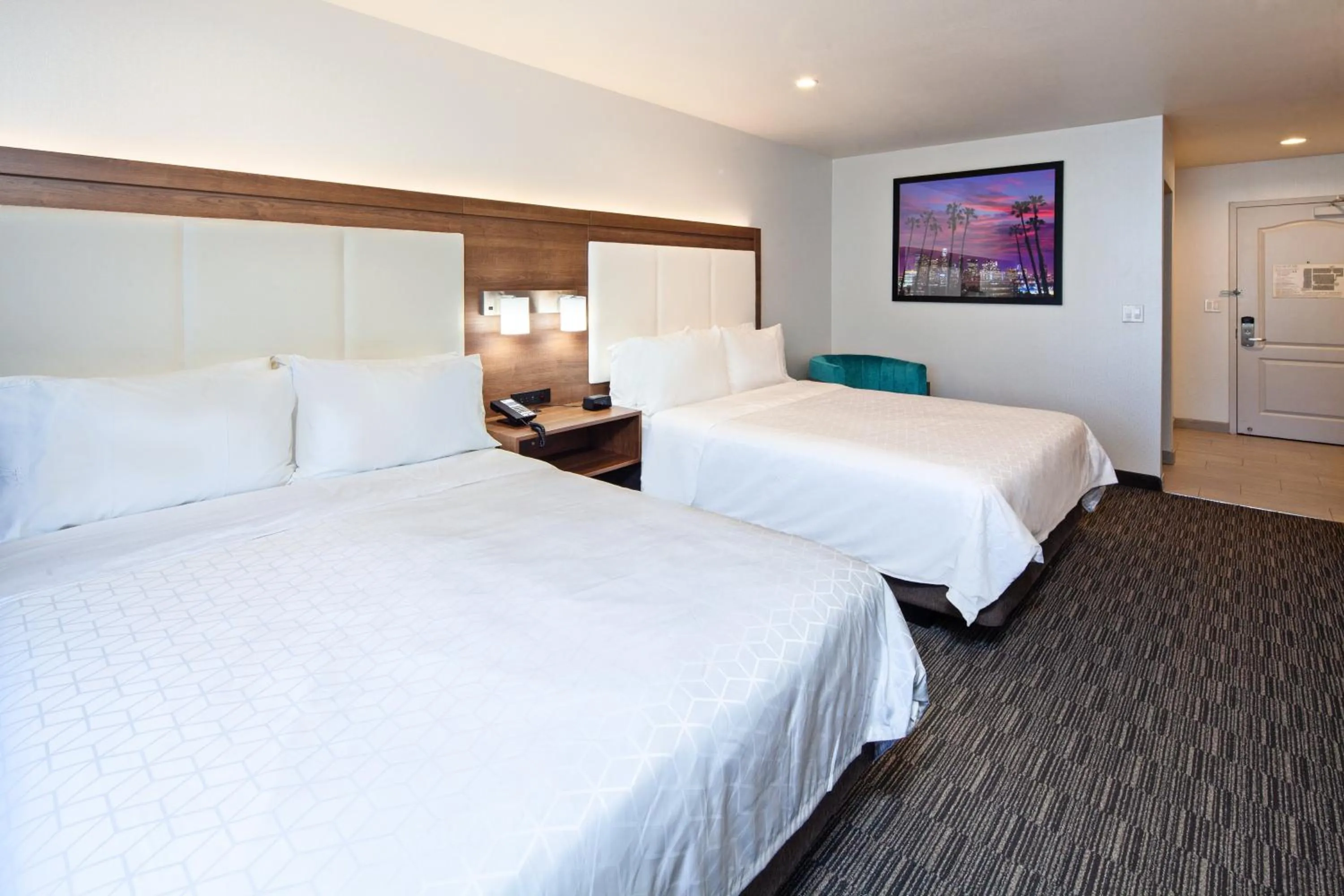 Photo of the whole room, Bed in Holiday Inn Express Hollywood Walk of Fame by IHG