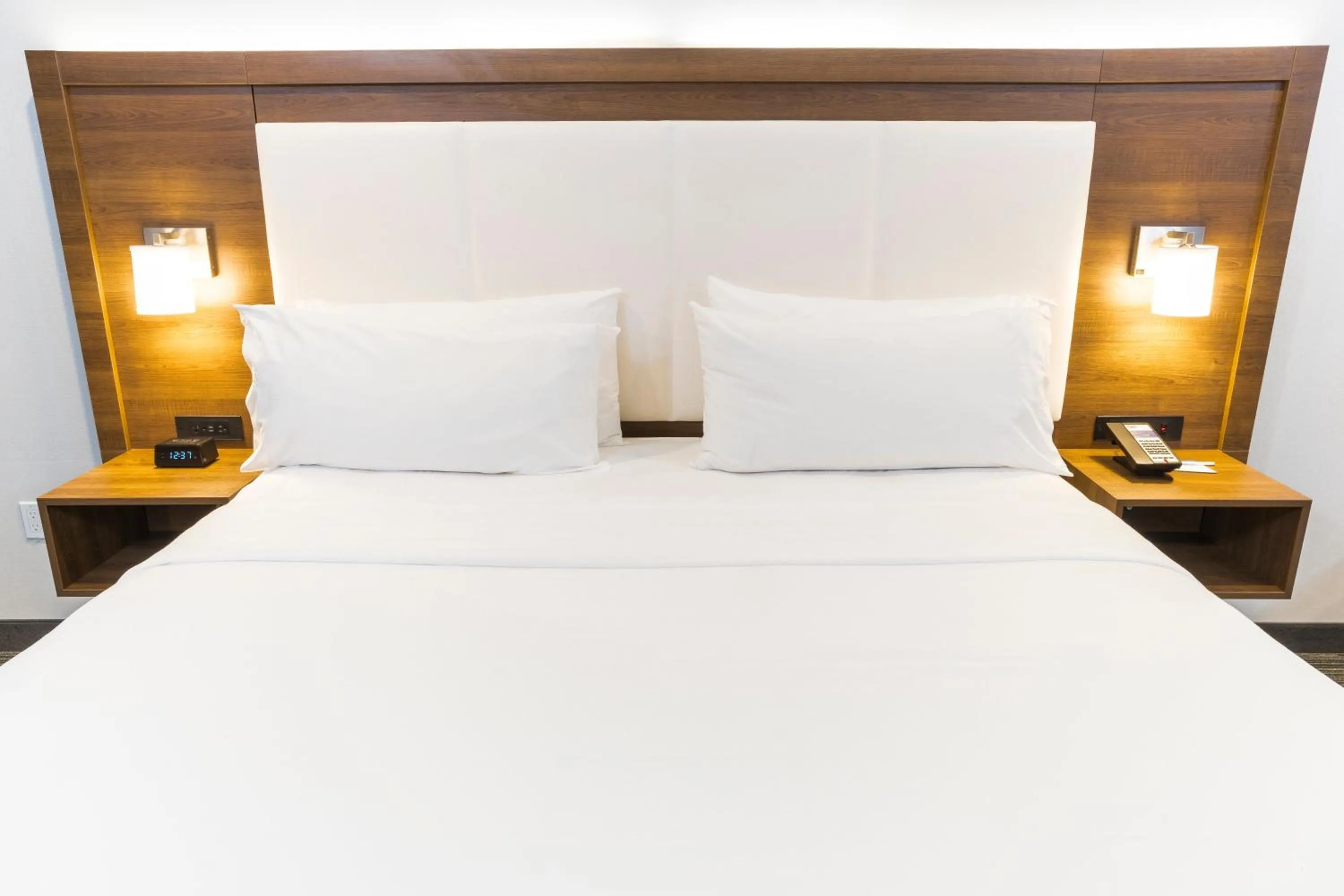 Photo of the whole room, Bed in Holiday Inn Express Hollywood Walk of Fame by IHG