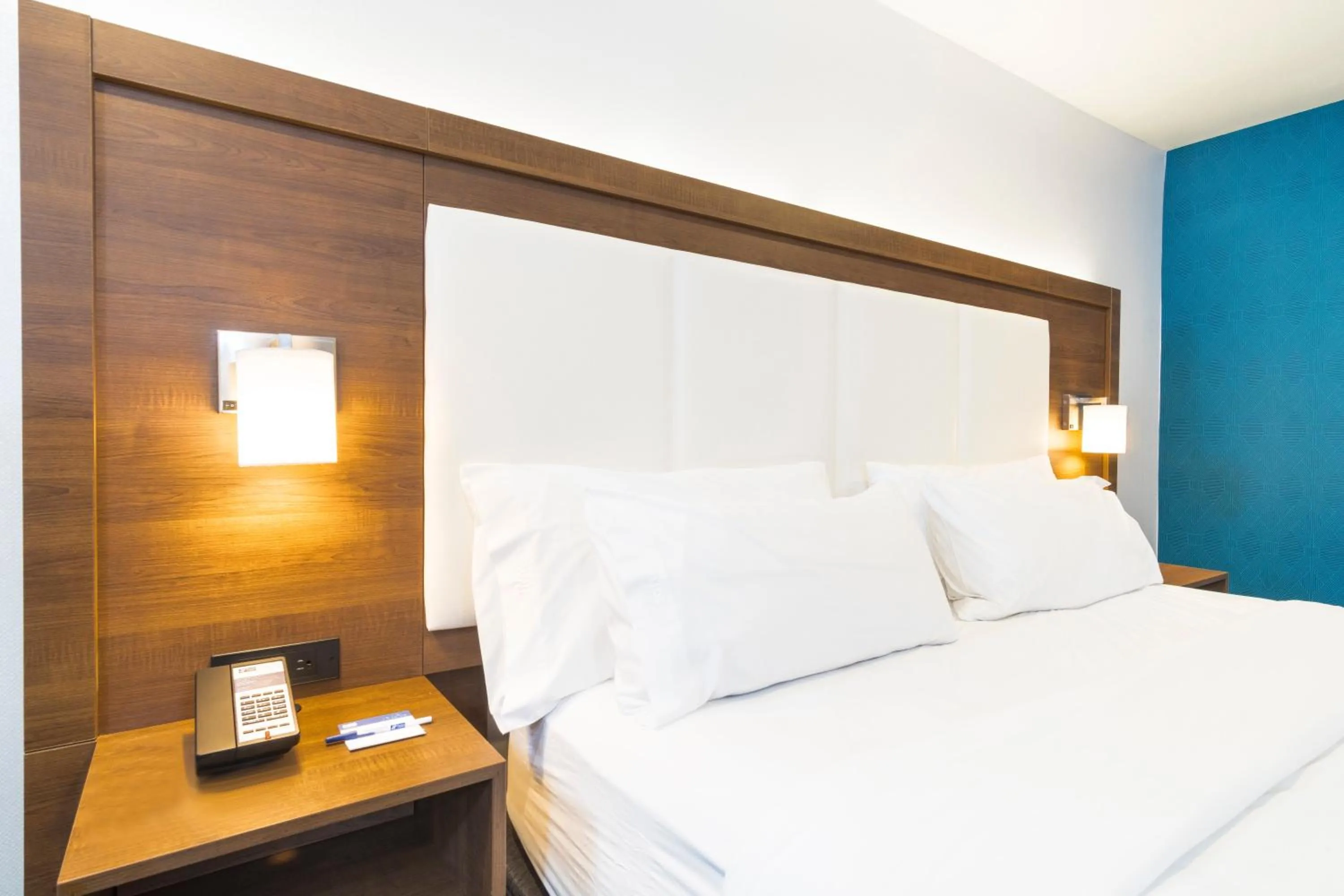 Photo of the whole room, Bed in Holiday Inn Express Hollywood Walk of Fame by IHG