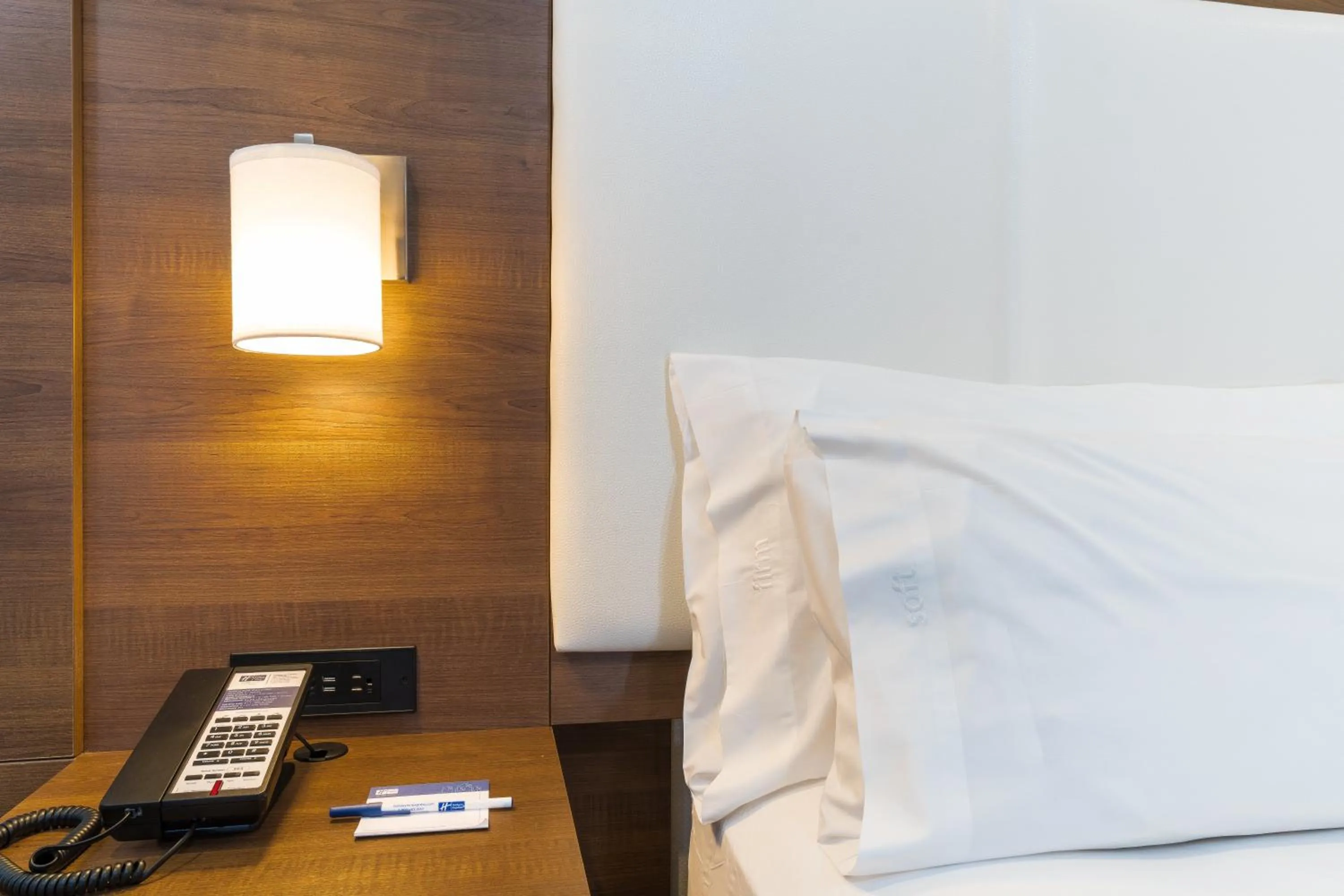 Photo of the whole room, Bed in Holiday Inn Express Hollywood Walk of Fame by IHG