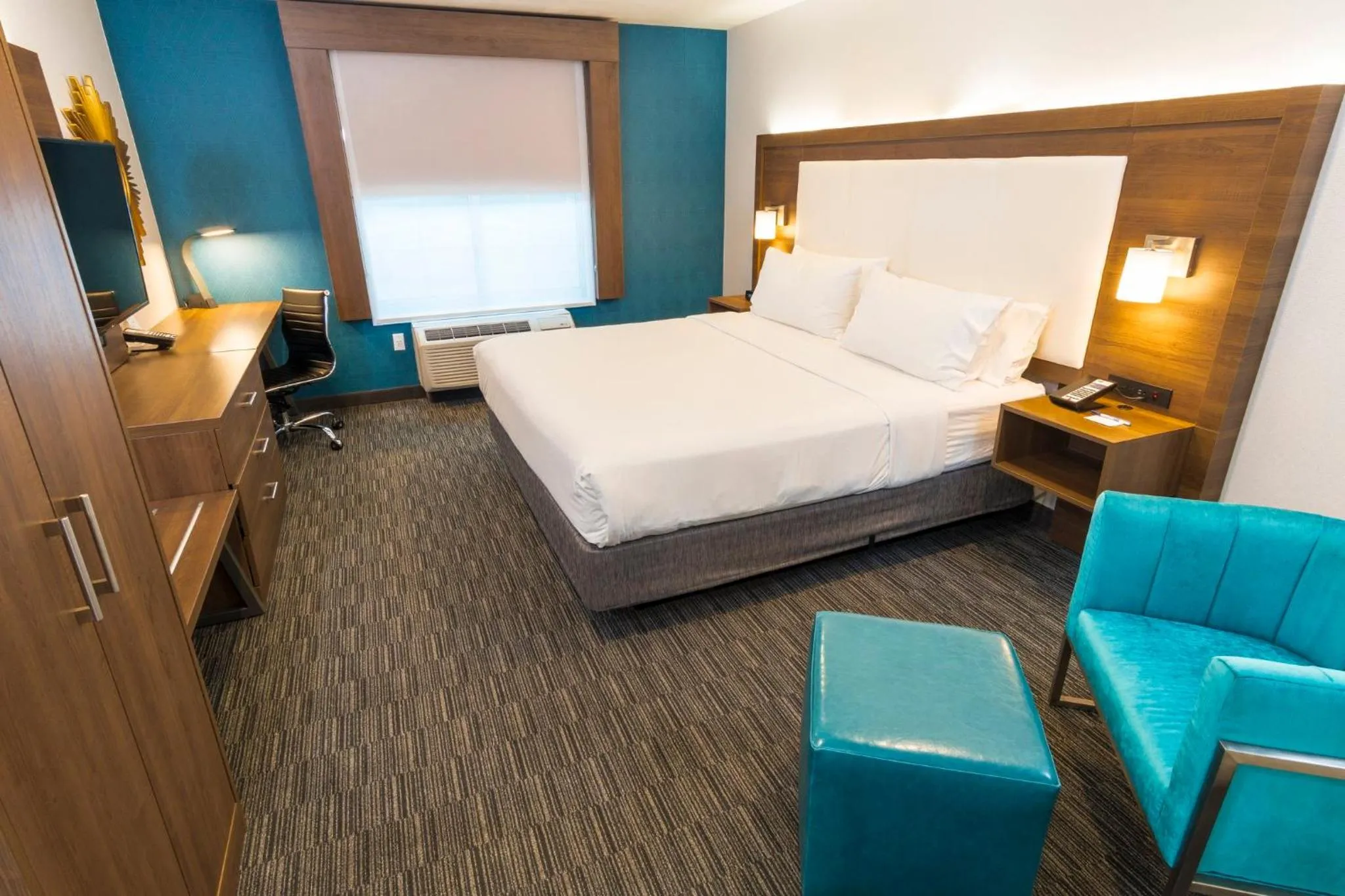 Photo of the whole room, Bed in Holiday Inn Express Hollywood Walk of Fame by IHG