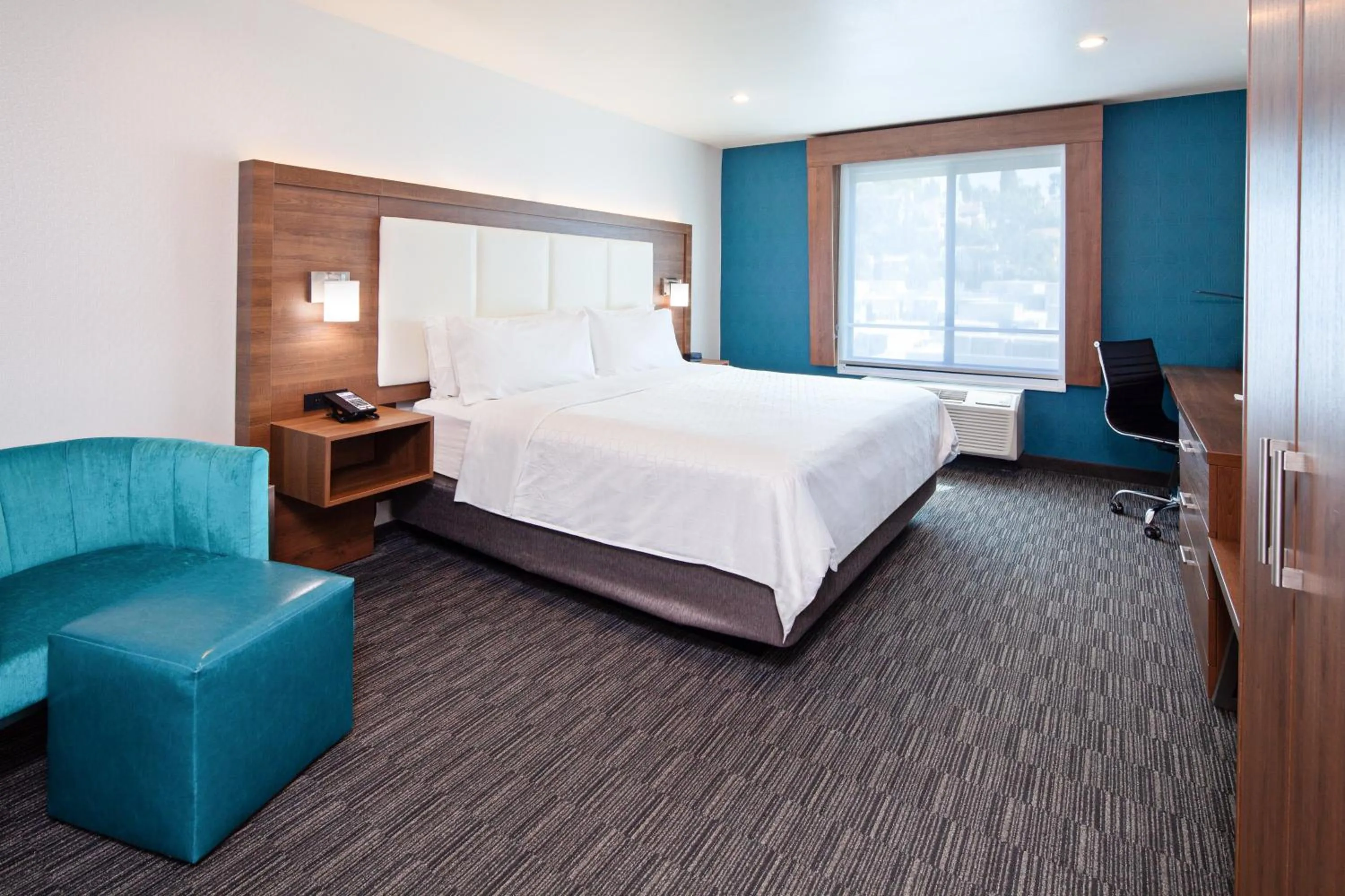 Photo of the whole room, Bed in Holiday Inn Express Hollywood Walk of Fame by IHG