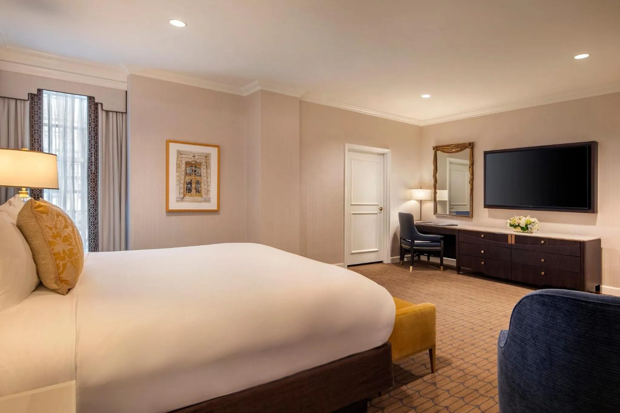 Photo of the whole room, Bed in Willard InterContinental Washington by IHG