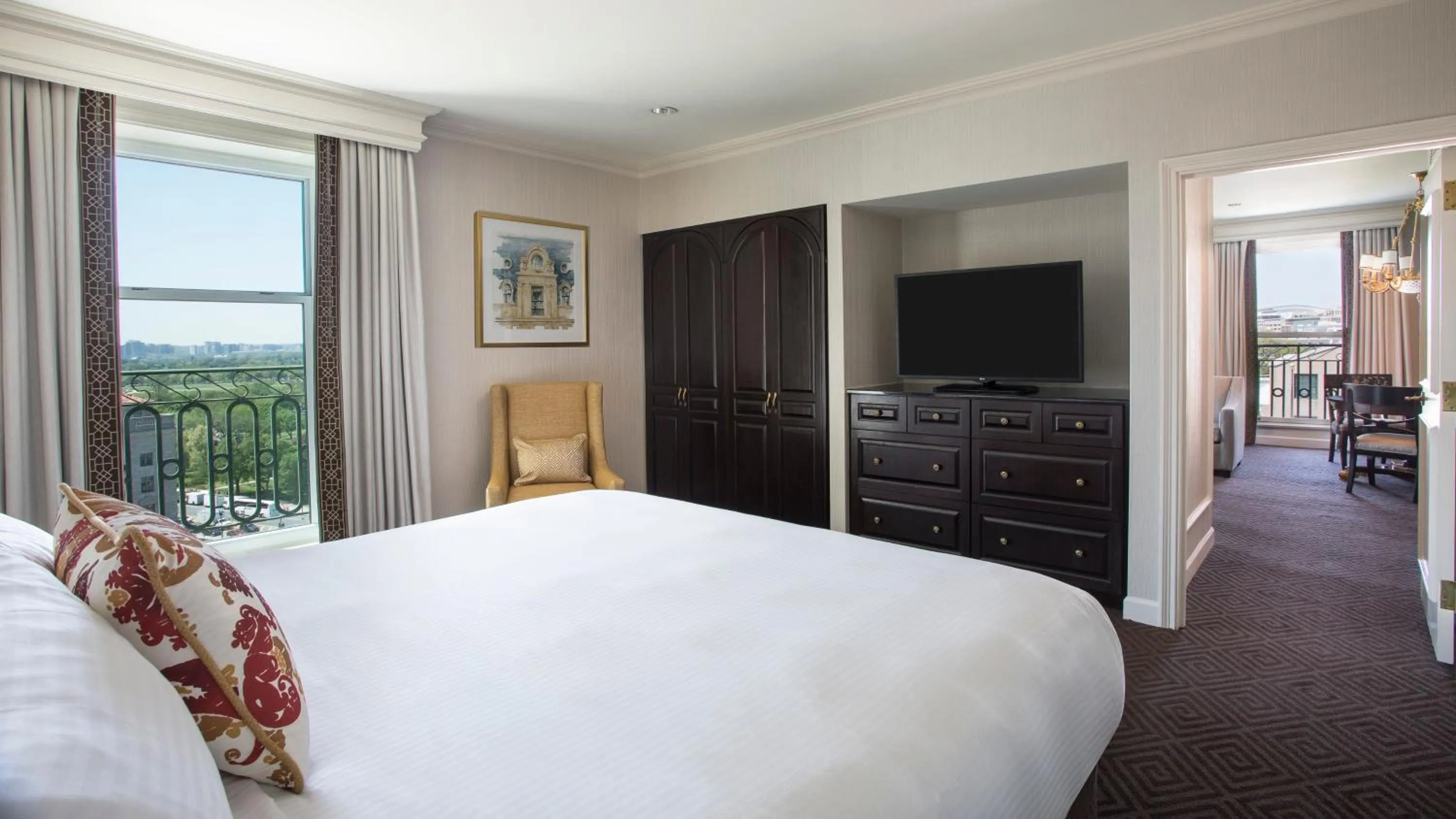 Photo of the whole room, Bed in Willard InterContinental Washington by IHG