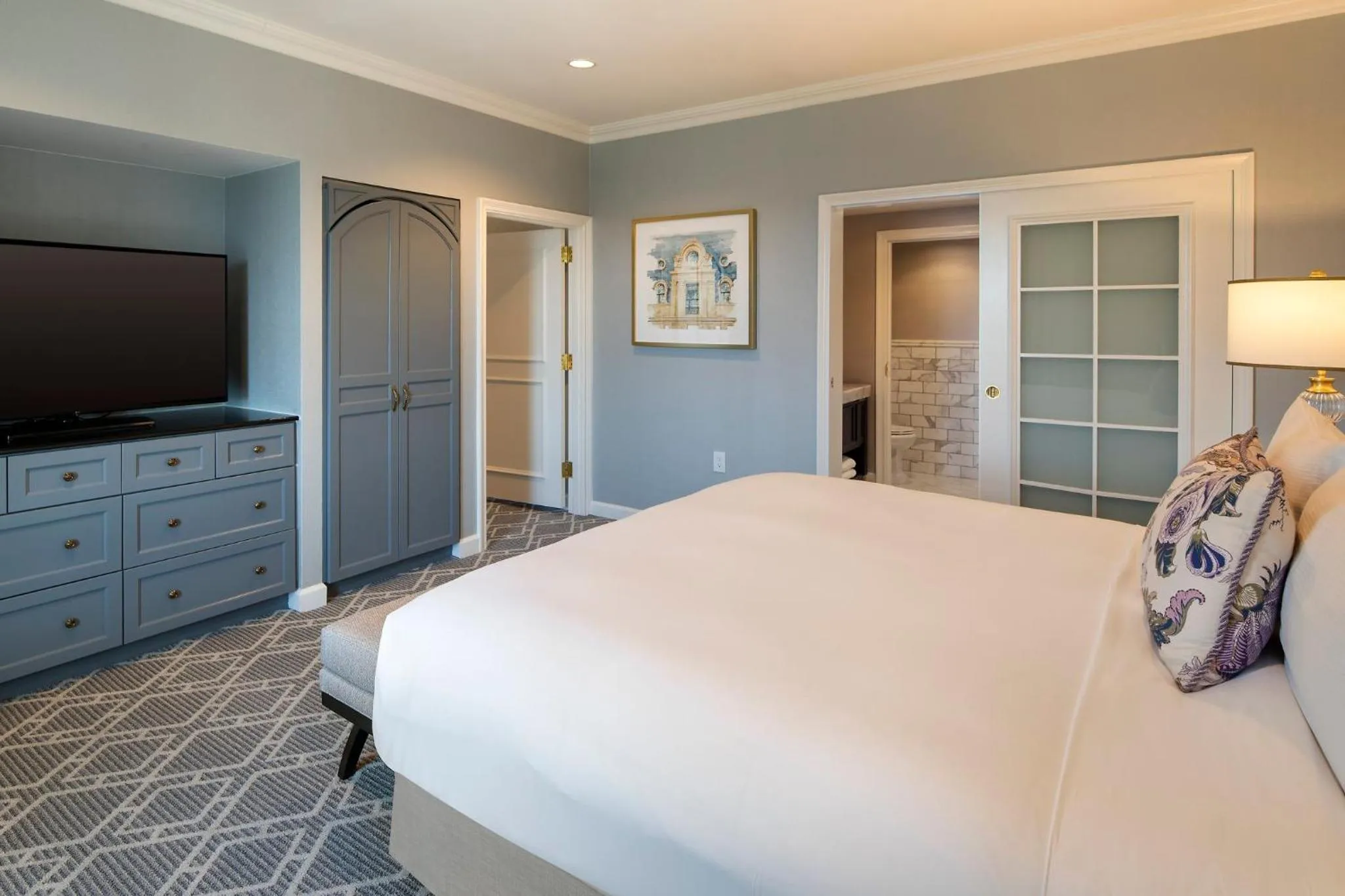 Photo of the whole room, Bed in Willard InterContinental Washington by IHG