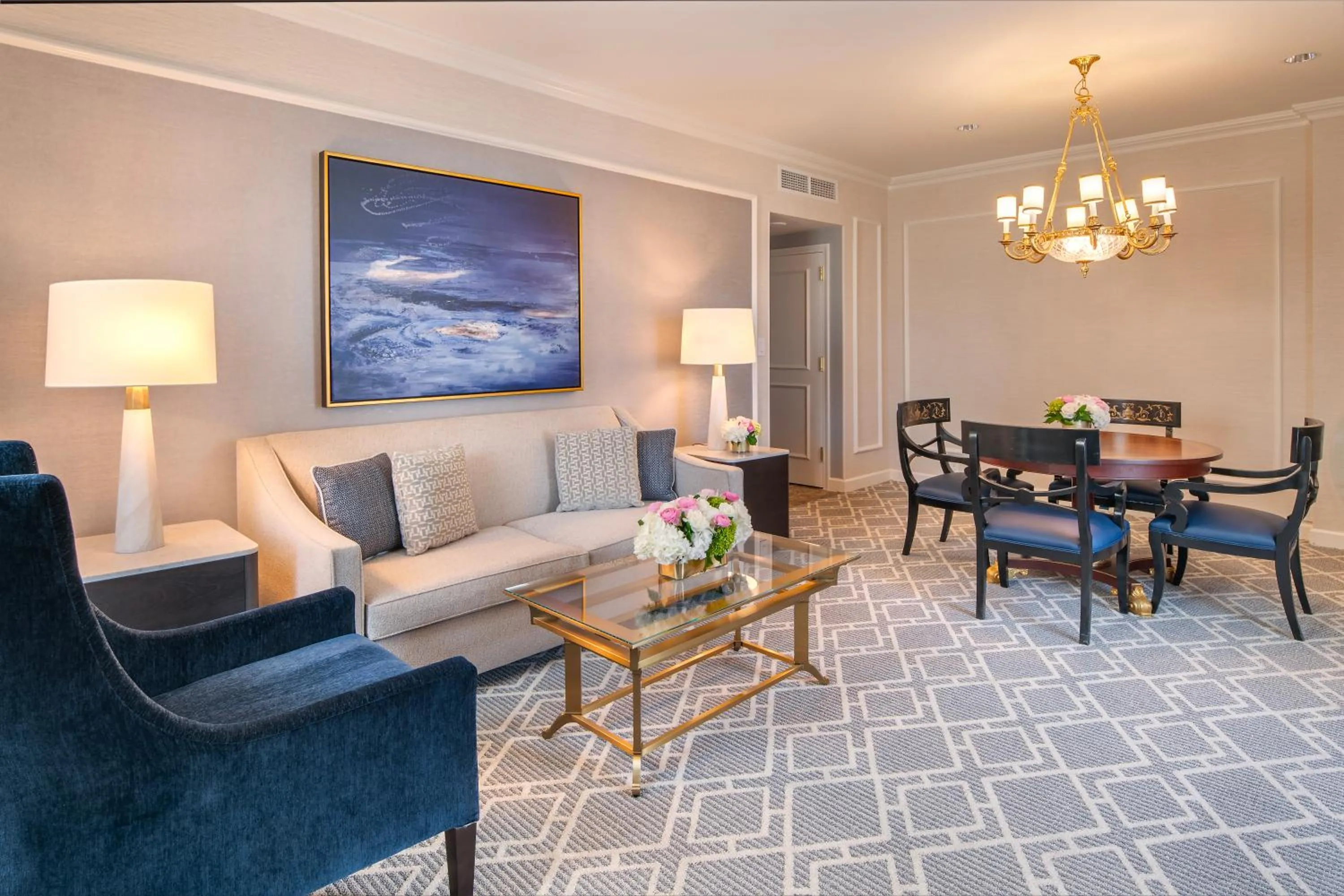 Living room in Willard InterContinental Washington by IHG