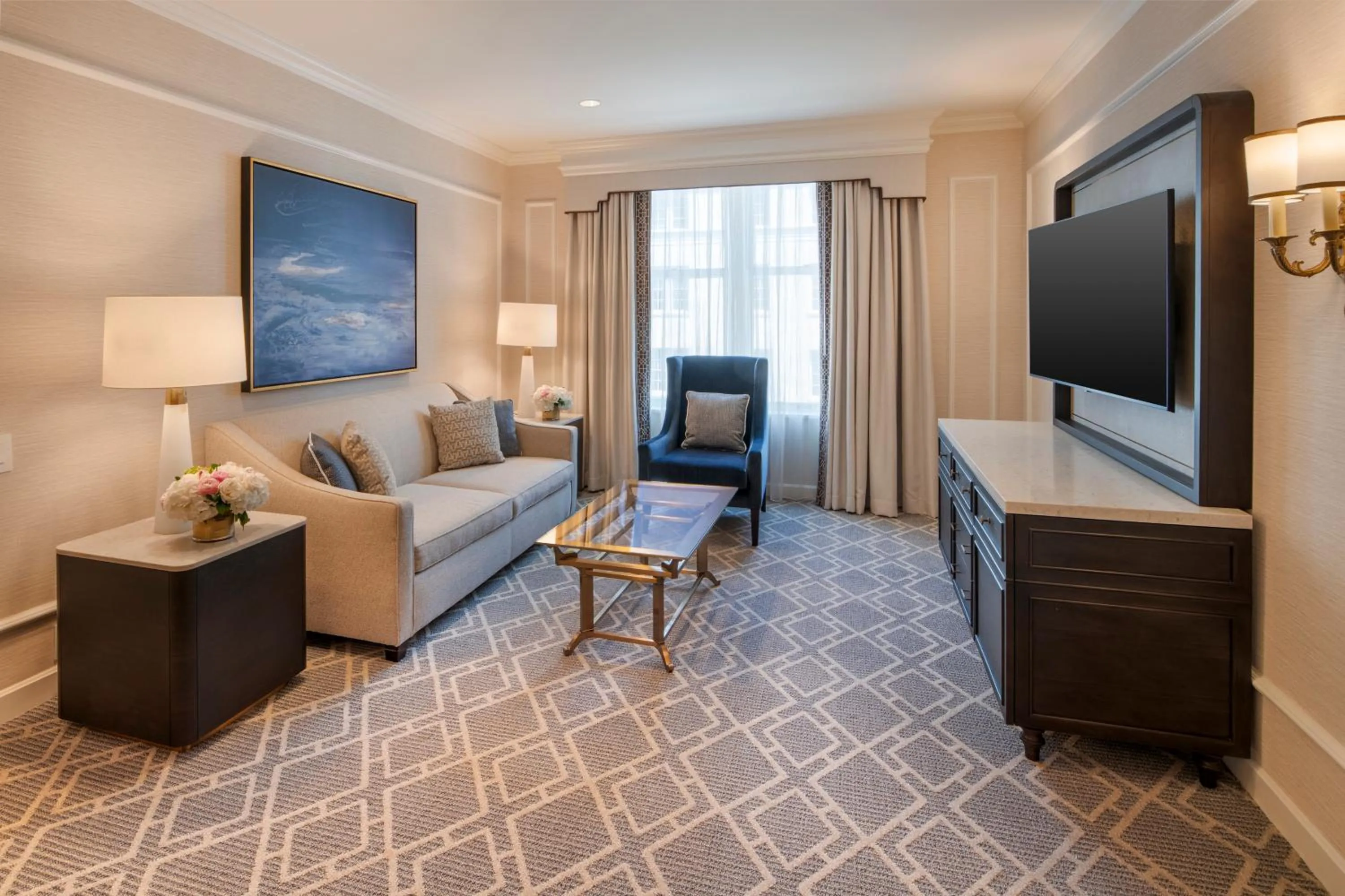 Living room in Willard InterContinental Washington by IHG