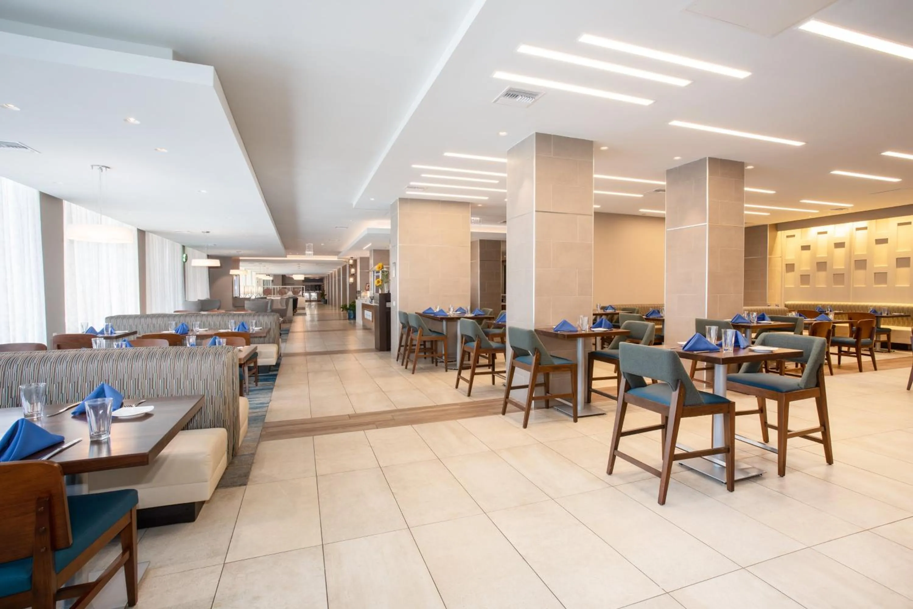 Restaurant/places to eat in Holiday Inn Los Angeles - LAX Airport by IHG