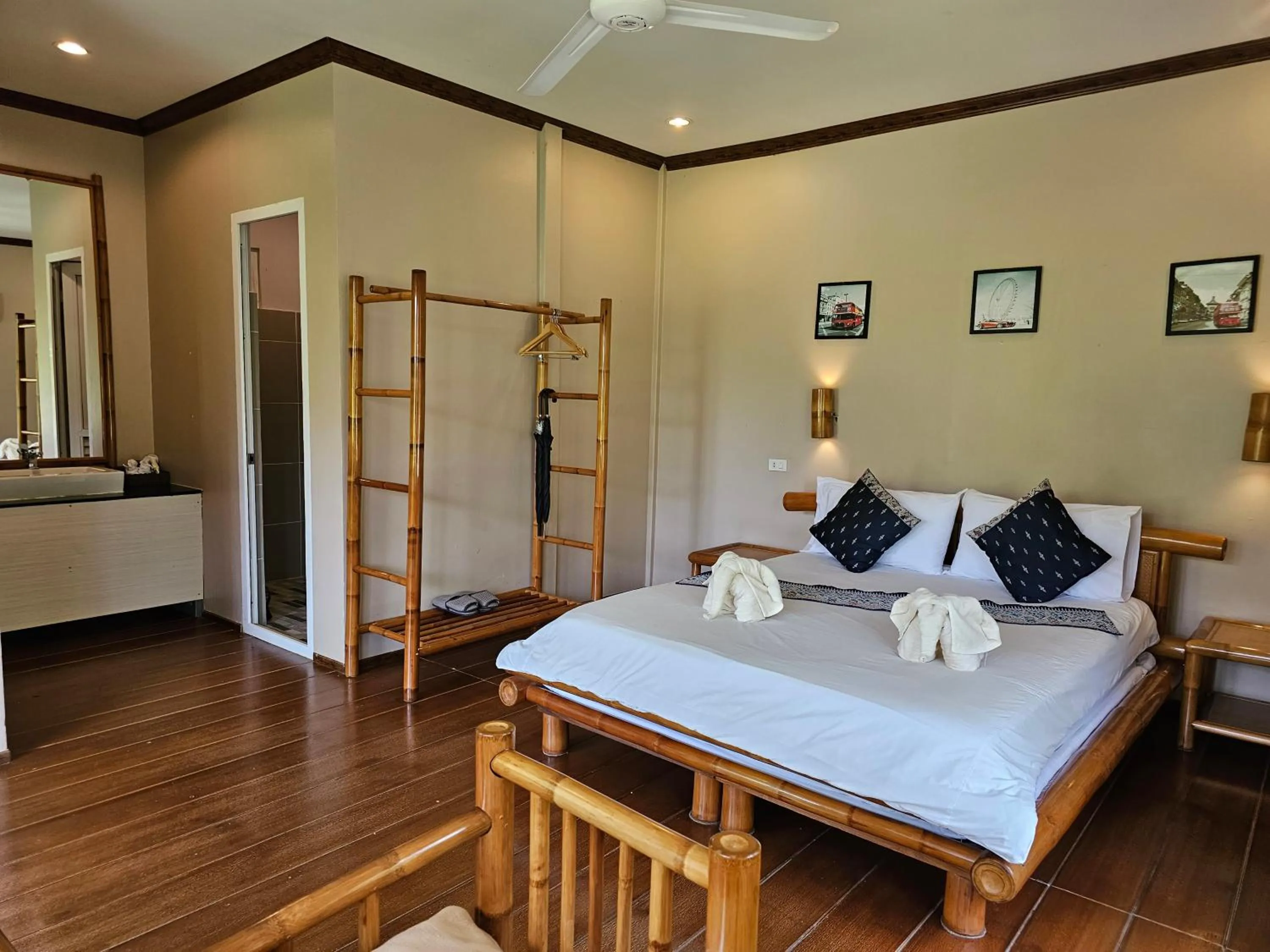 Photo of the whole room, Bed in Bearlinbungalow