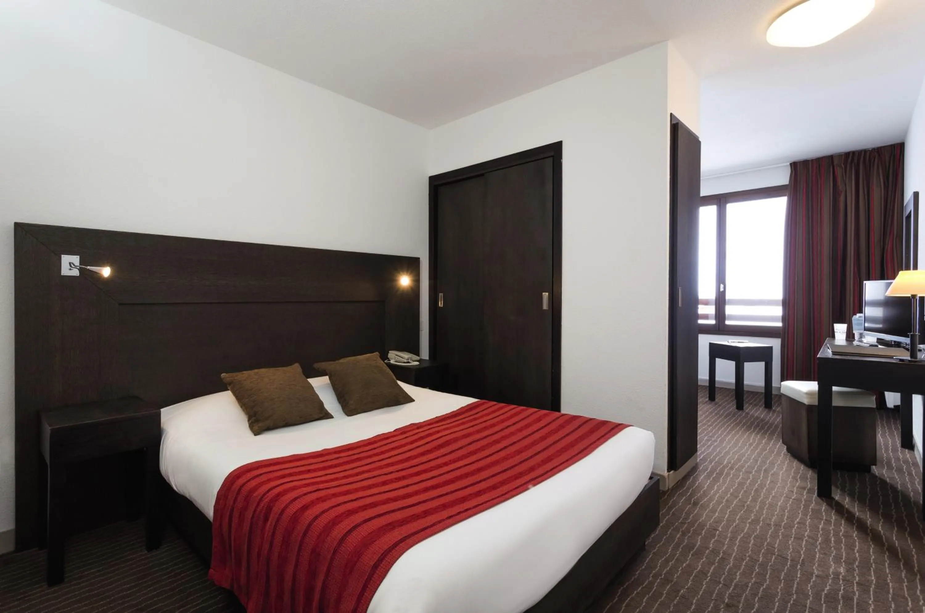 Photo of the whole room, Bed in Diva