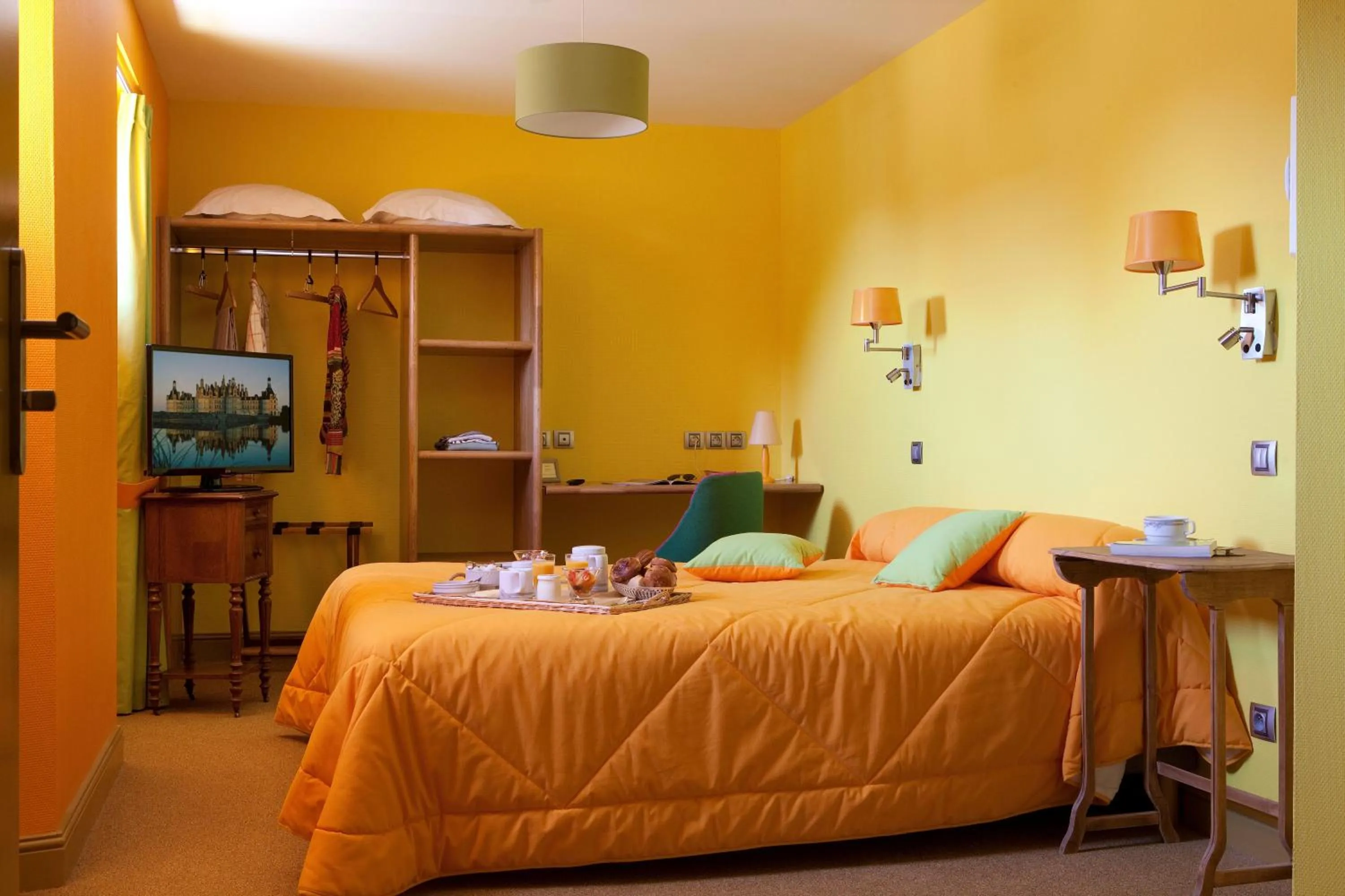 Bed in Logis hôtel Ô en Couleur