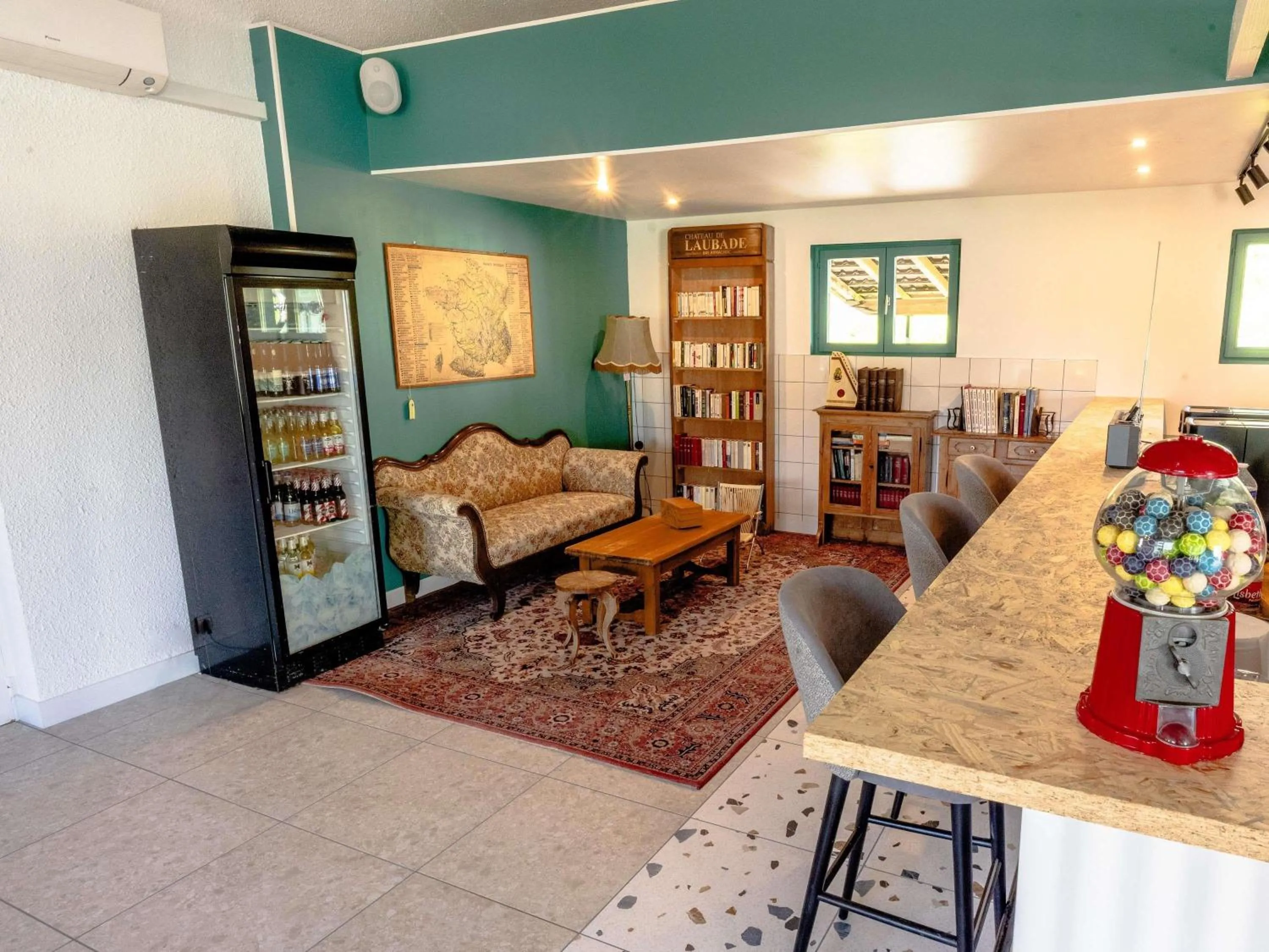 Lounge or bar in greet Hôtel Montbéliard