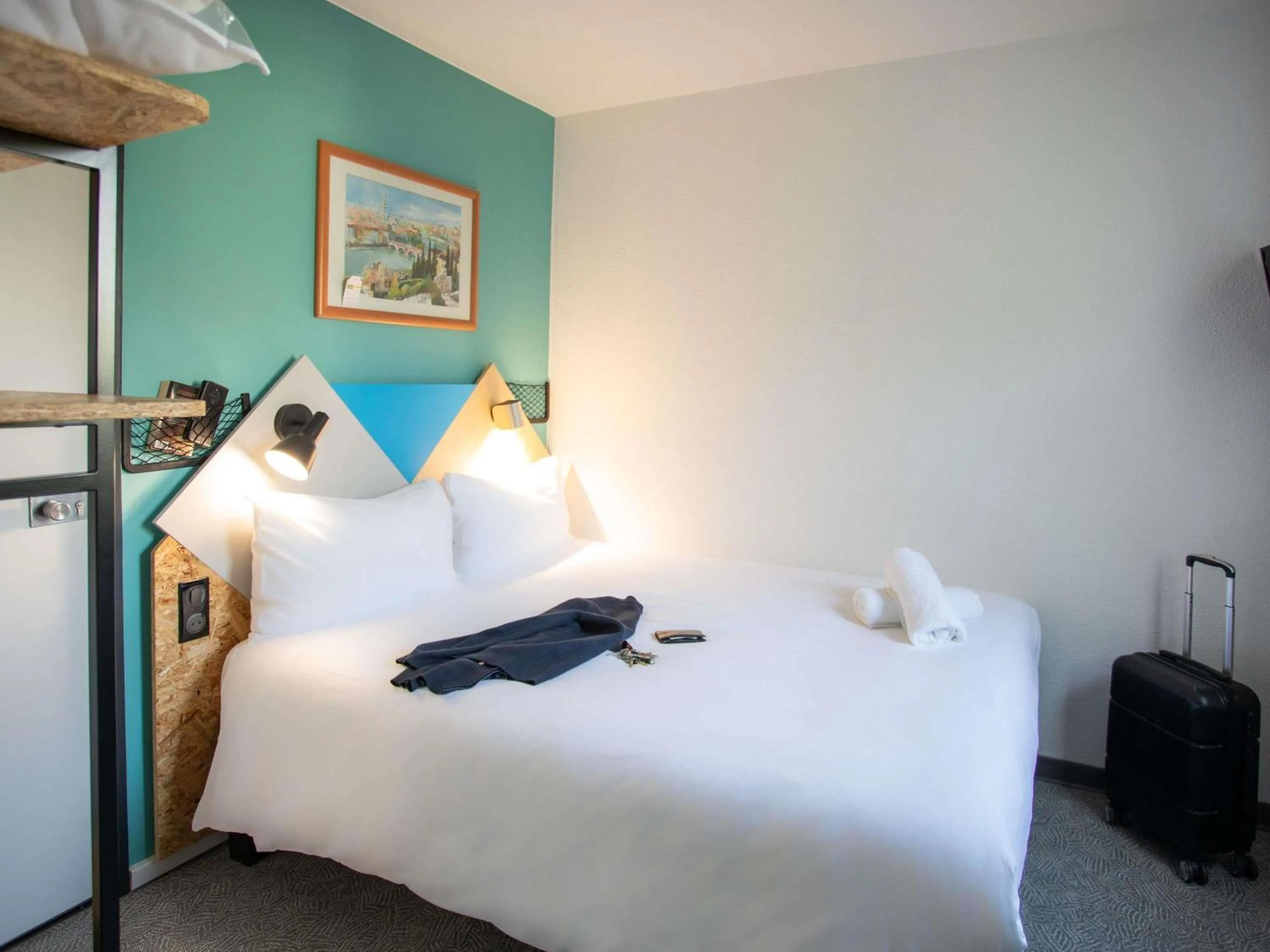 Bedroom, Bed in greet Hôtel Montbéliard