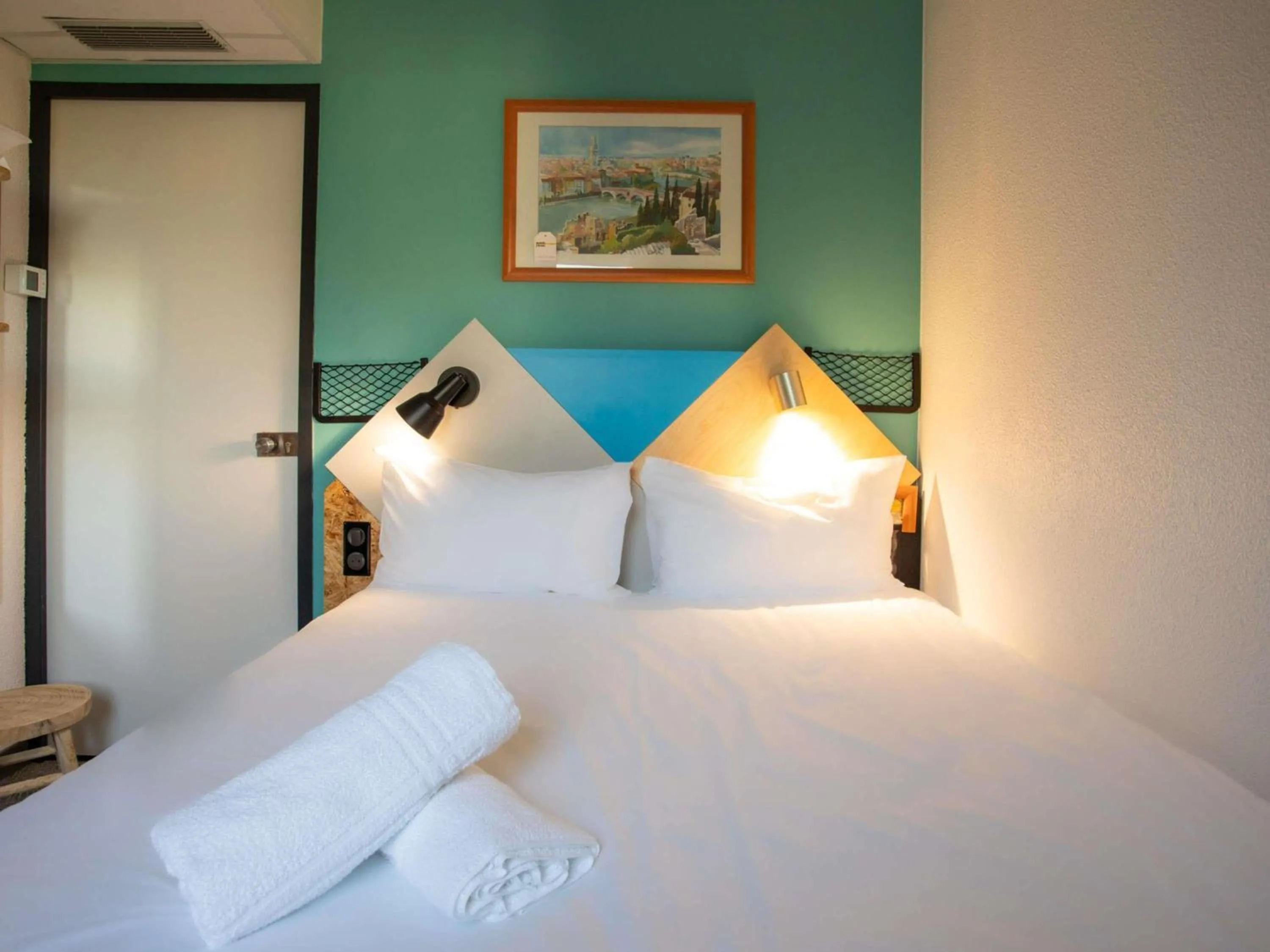 Bedroom, Bed in greet Hôtel Montbéliard