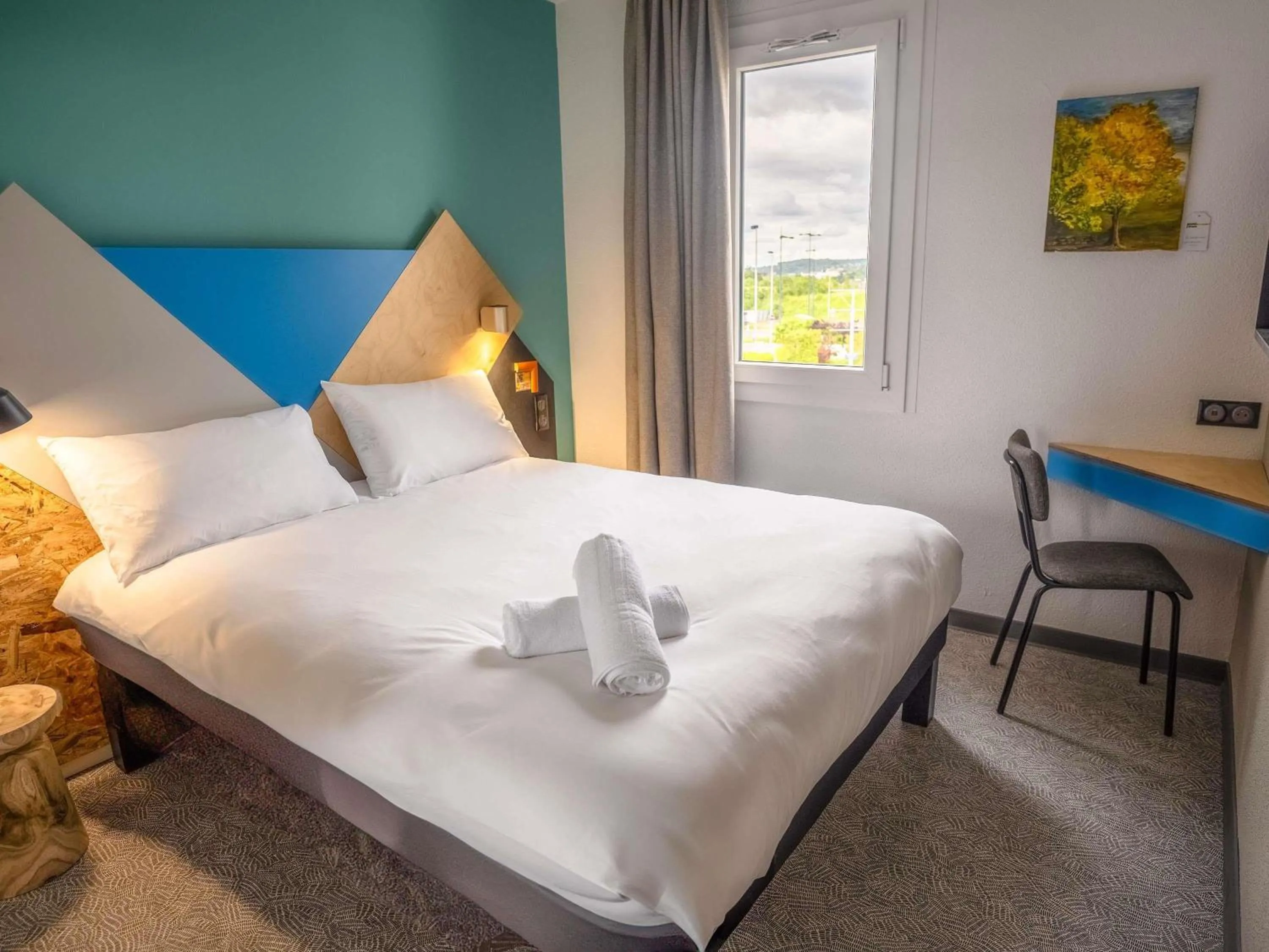 Bedroom, Bed in greet Hôtel Montbéliard