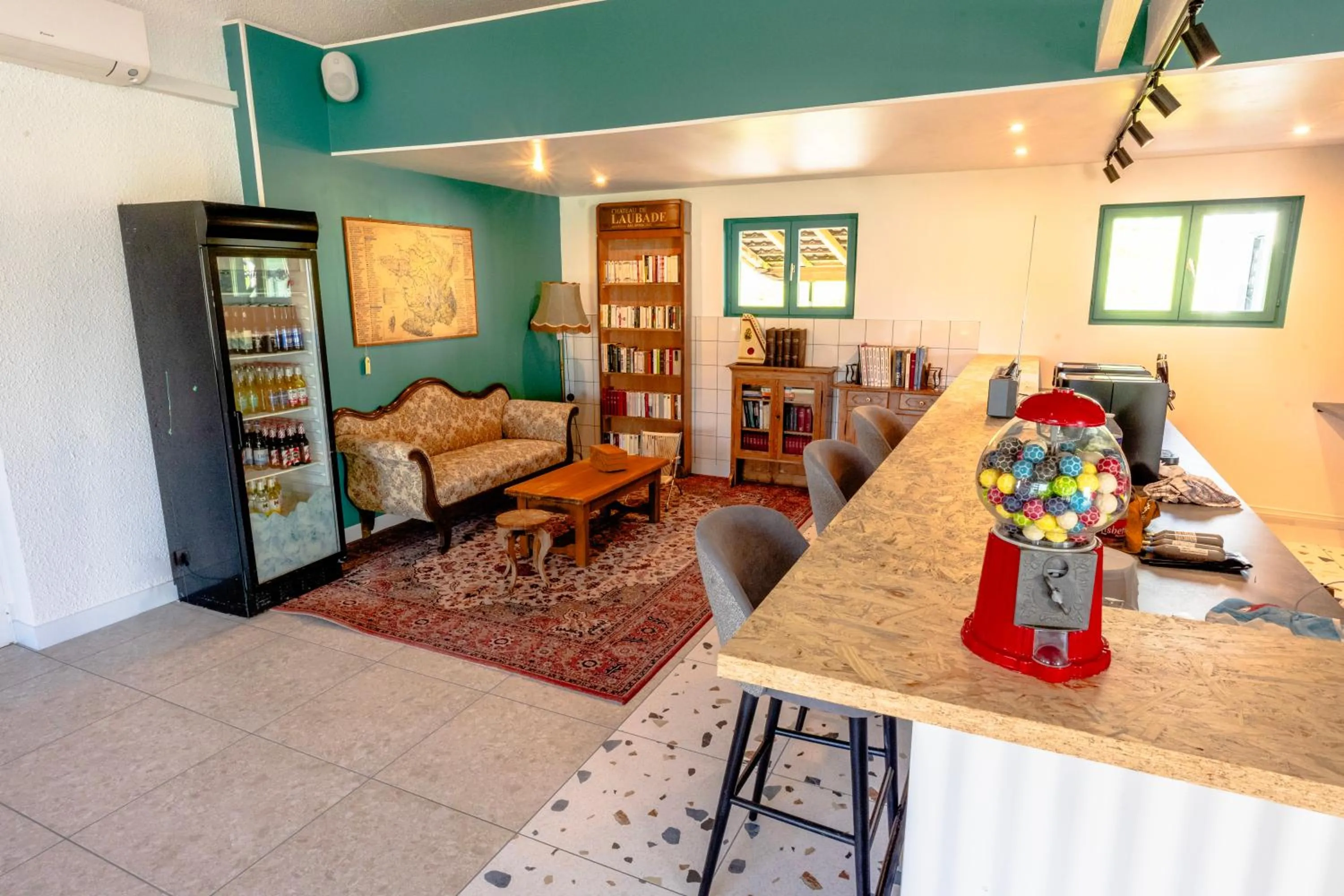 Lounge or bar in greet Hôtel Montbéliard