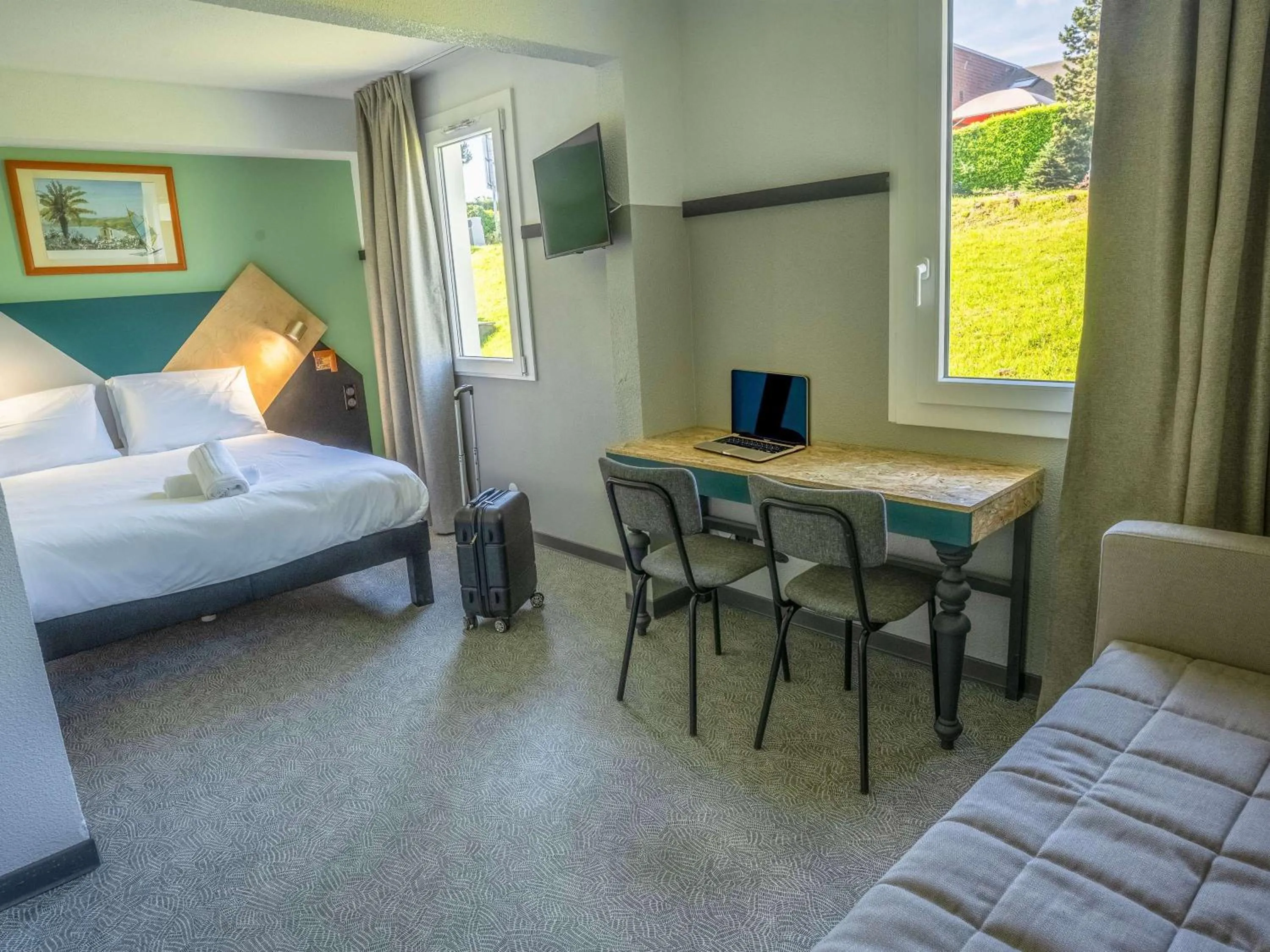 Bedroom, Bed in Hôtel Restaurant Relais Vert - Montbeliard