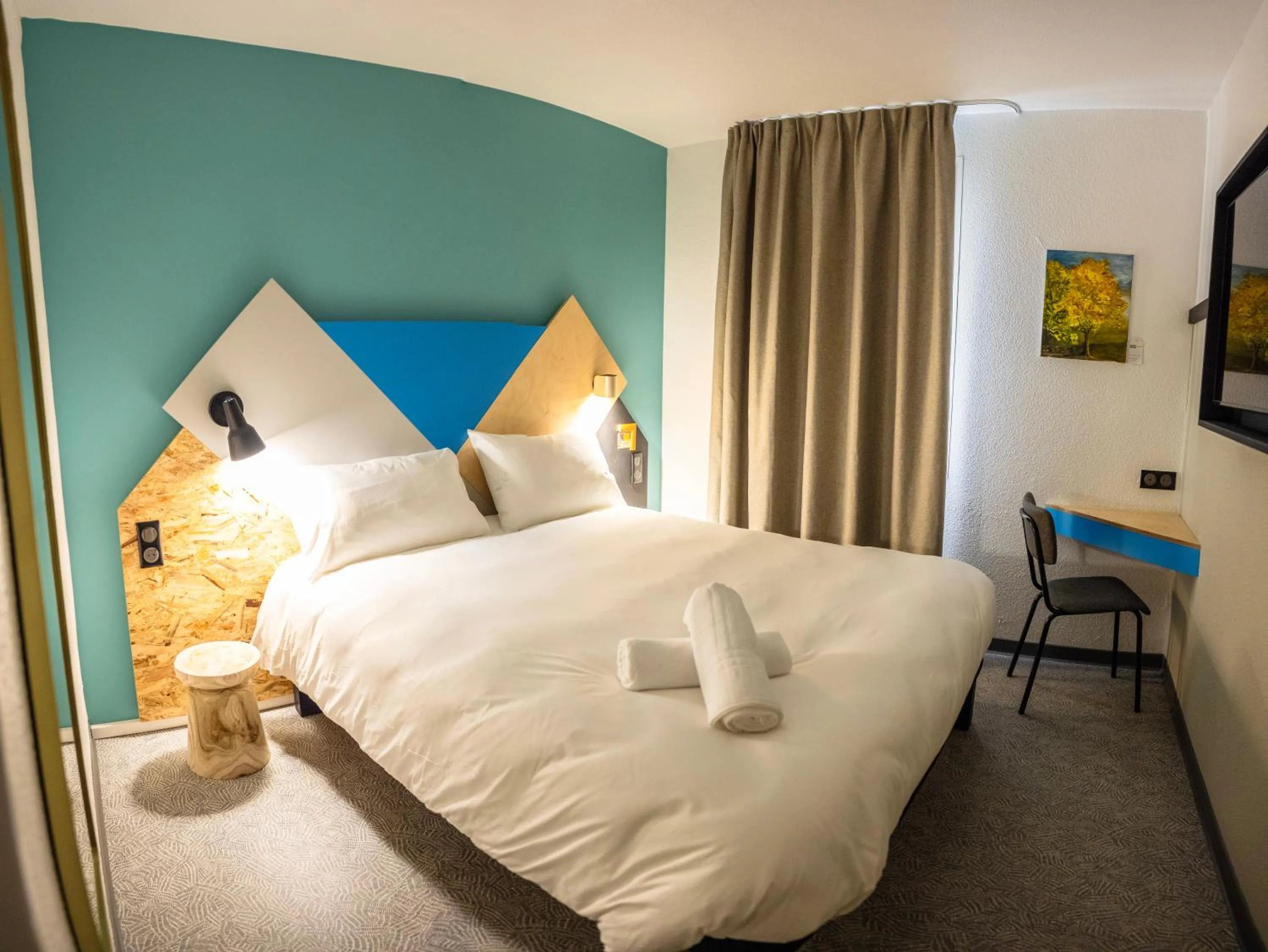 Bedroom, Bed in greet Hôtel Montbéliard