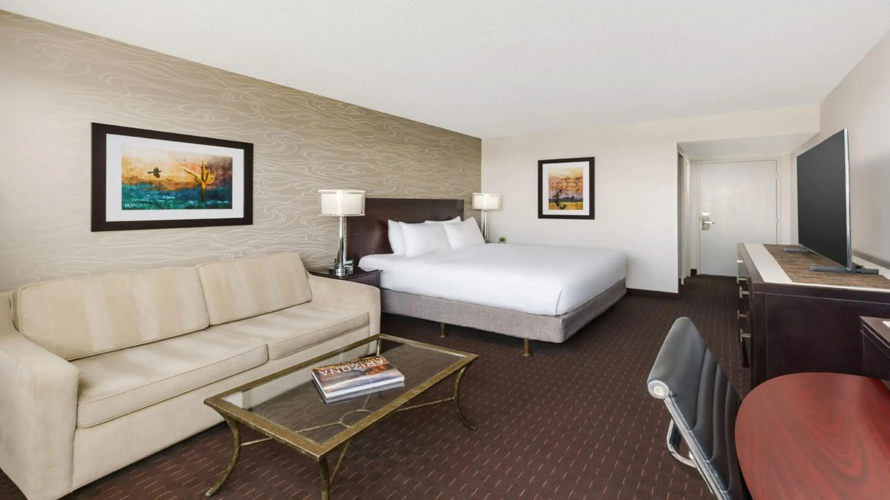 Standard King Room with Sofa Bed in Crowne Plaza Phoenix Airport - PHX by IHG Standard King Room with Sofa Bed in Crowne Plaza Phoenix Airport - PHX by IHG