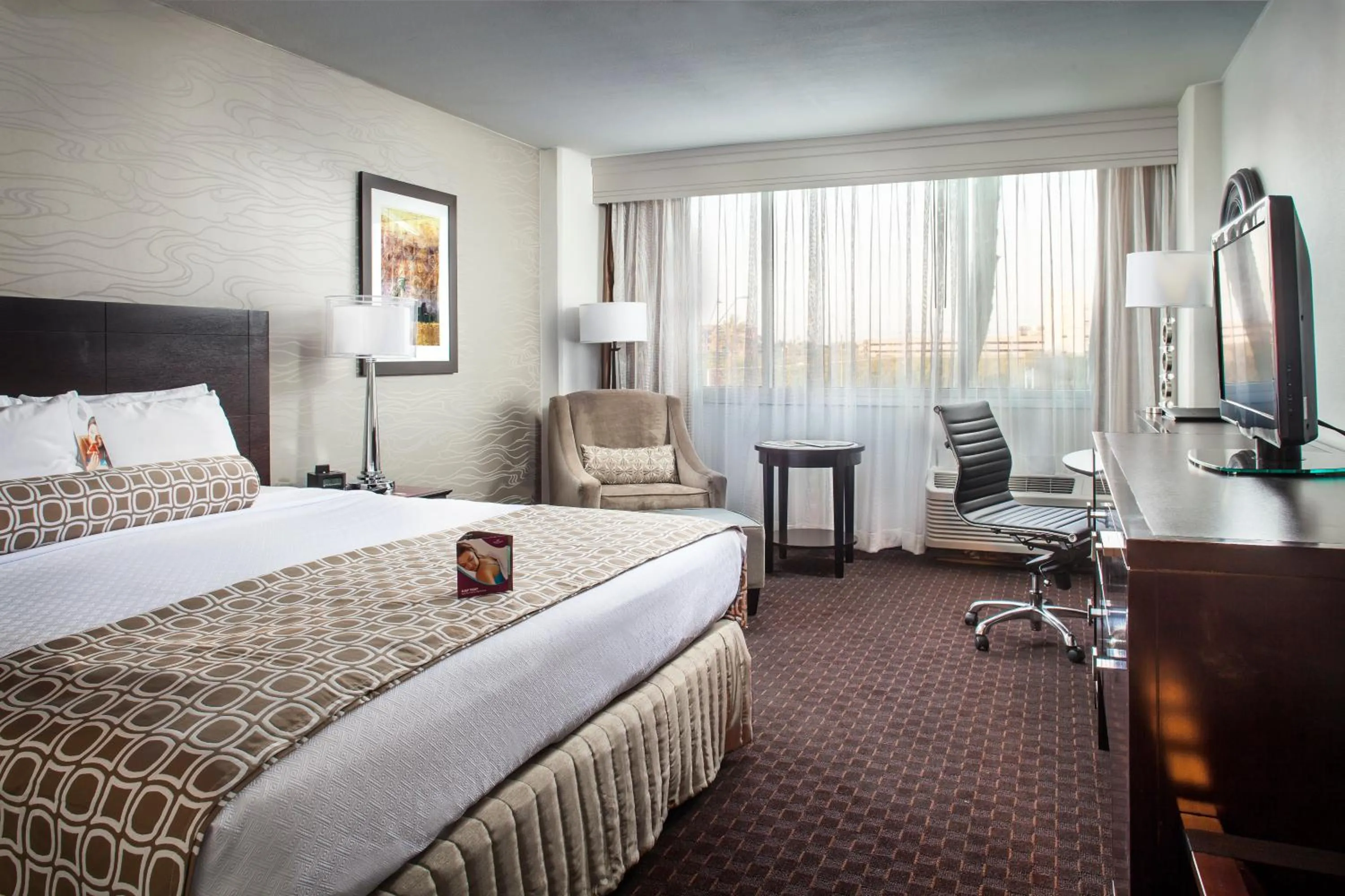 Photo of the whole room, Bed in Crowne Plaza Phoenix Airport - PHX by IHG