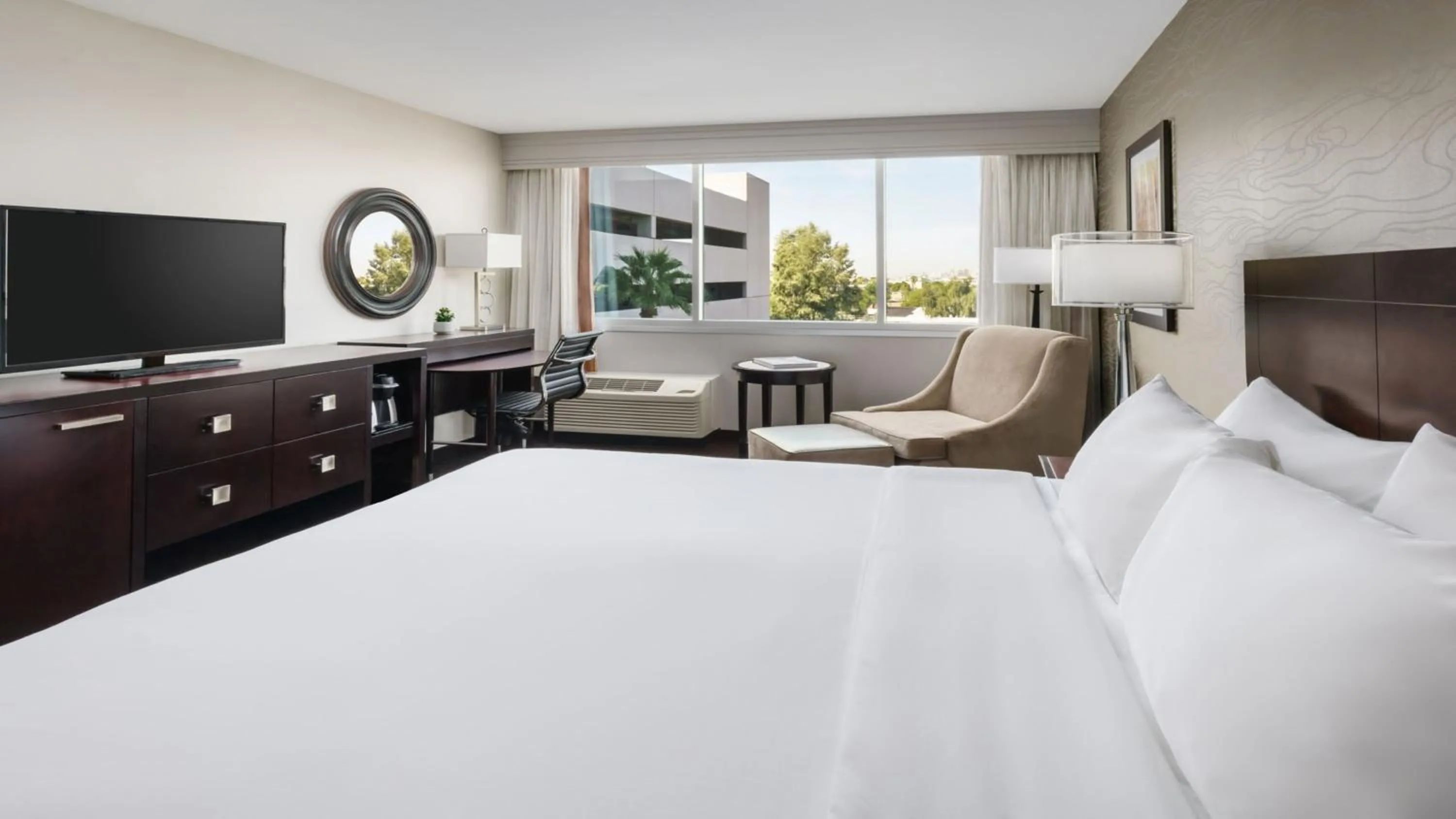 Photo of the whole room, Bed in Crowne Plaza Phoenix Airport - PHX by IHG