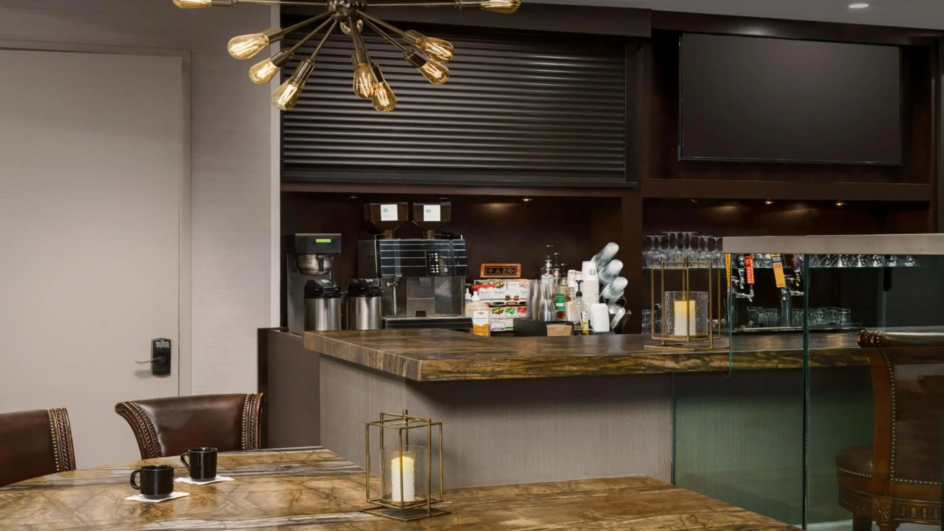 Lounge or bar in Crowne Plaza Phoenix Airport - PHX by IHG