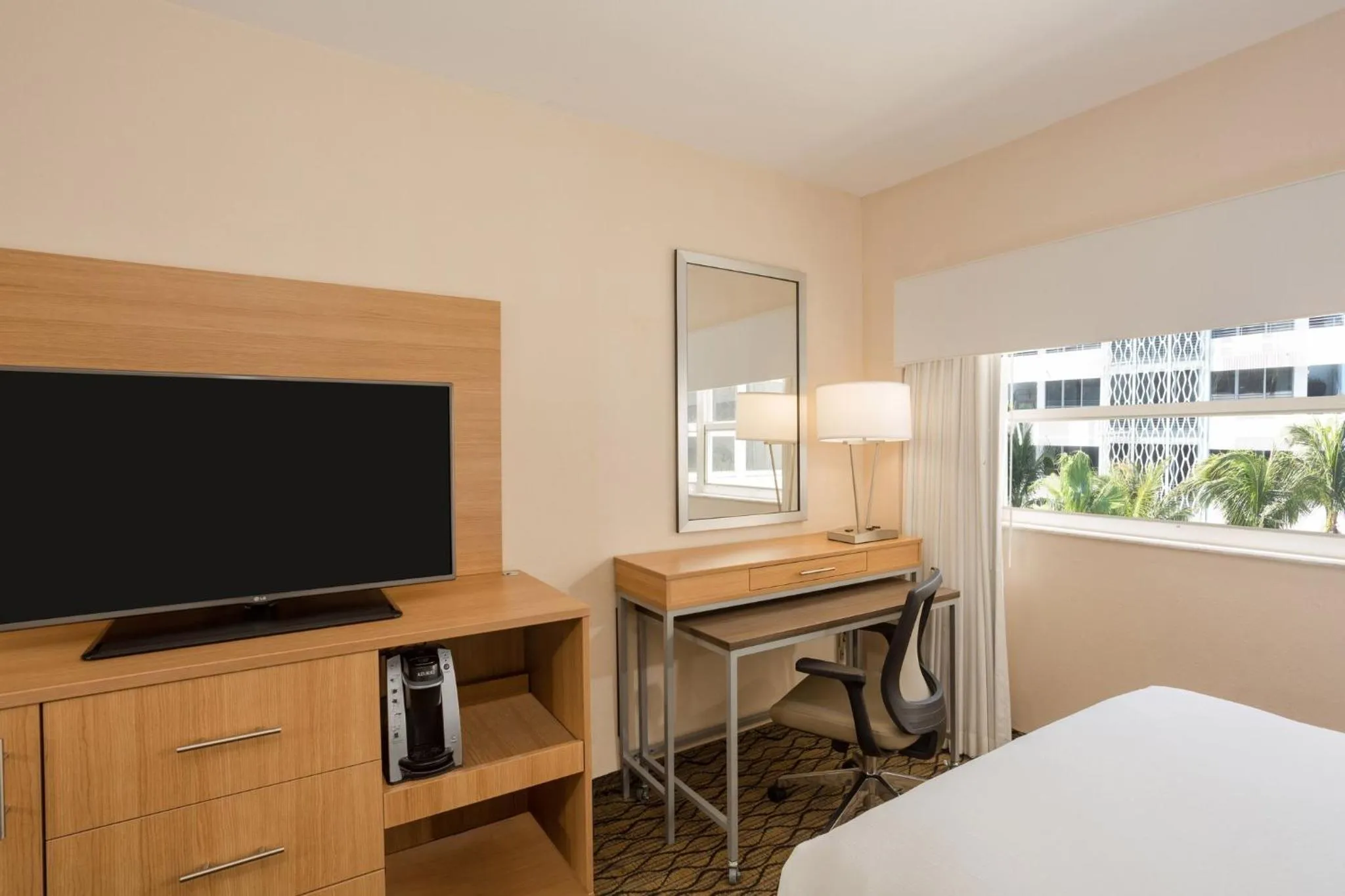 Photo of the whole room, Bed in Holiday Inn Miami Beach-Oceanfront by IHG
