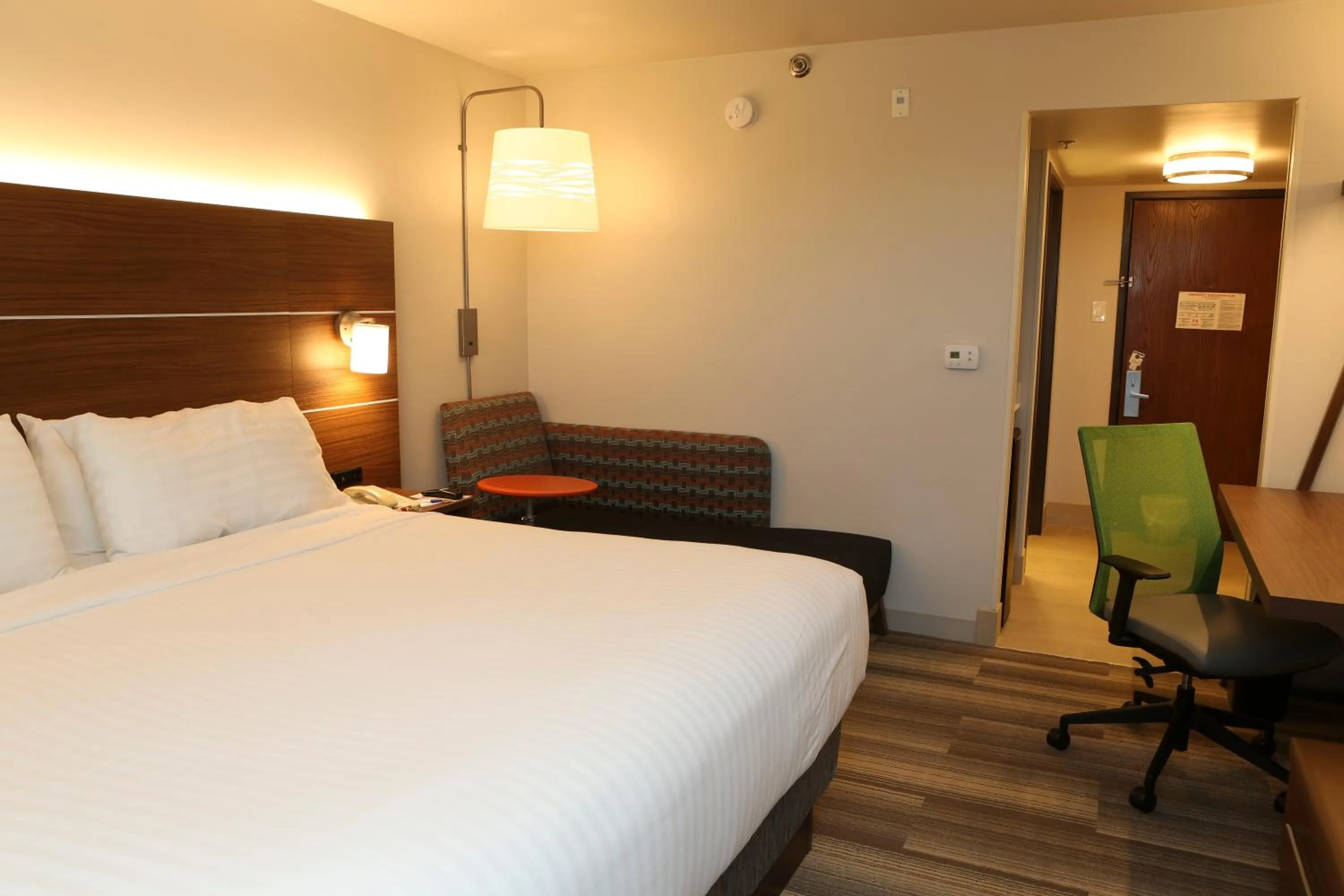 Bed in Holiday Inn Express Phoenix-Airport/University Drive by IHG