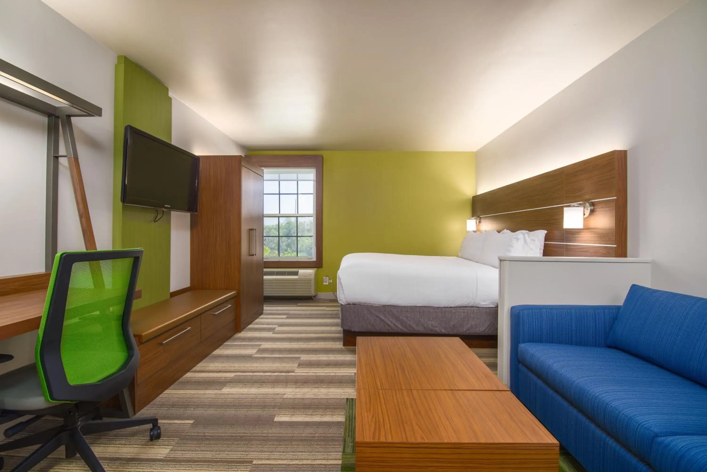 Junior King Suite - Communications/Mobility Accessible with Tub in Holiday Inn Express Phoenix-Airport/University Drive by IHG Junior King Suite - Communications/Mobility Accessible with Tub in Holiday Inn Express Phoenix-Airport/University Drive by IHG