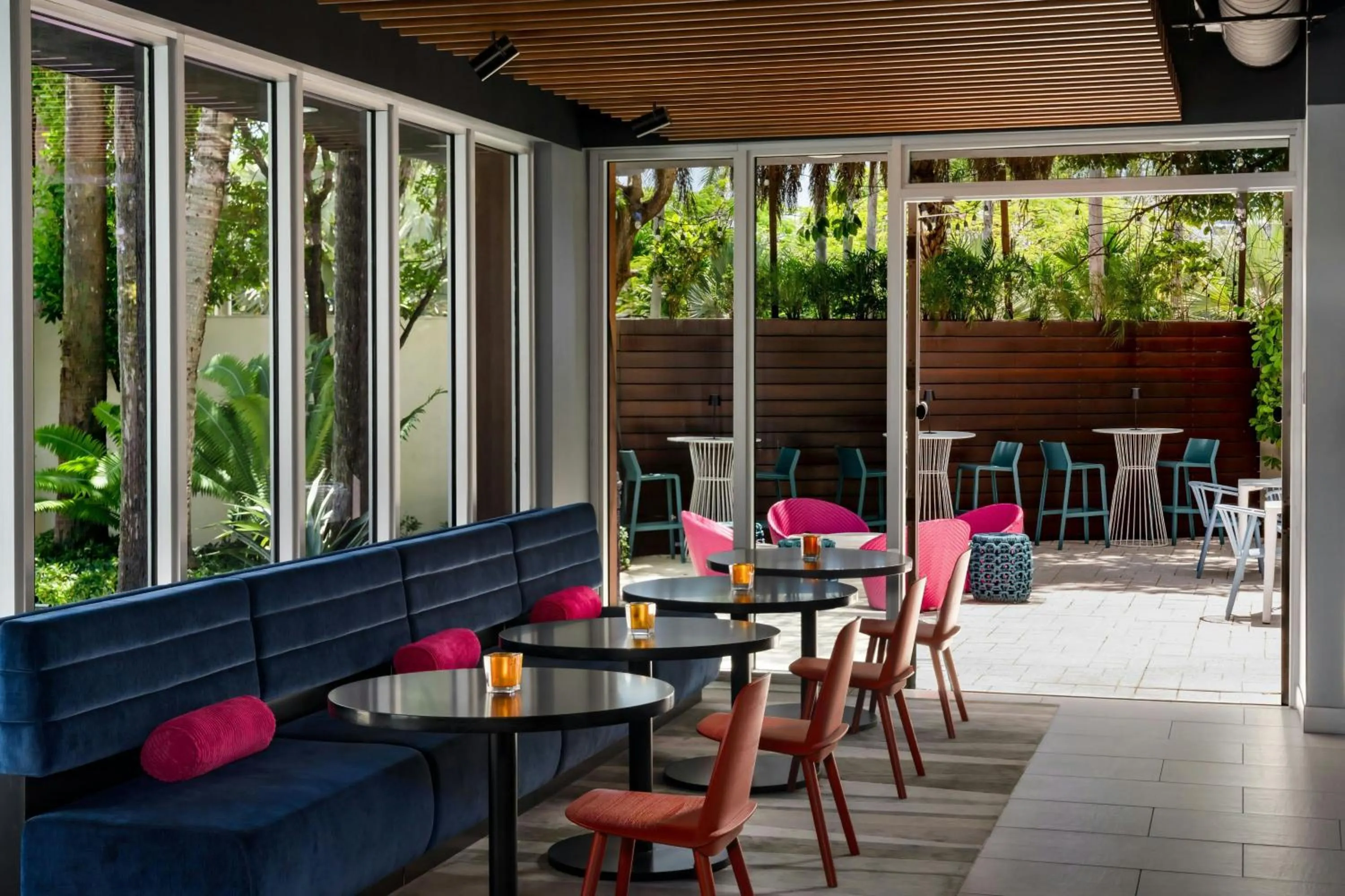 Lounge or bar in Aloft Miami Dadeland