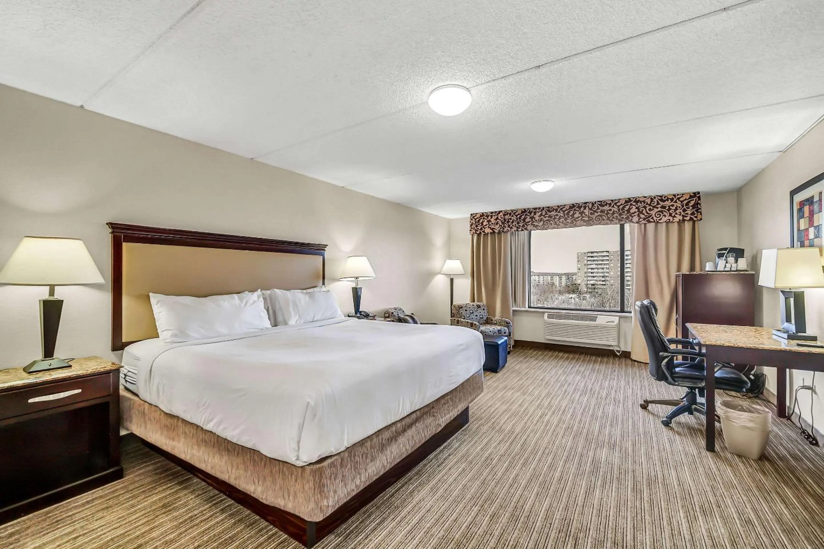 Bedroom, Bed in Radisson Hotel Schaumburg