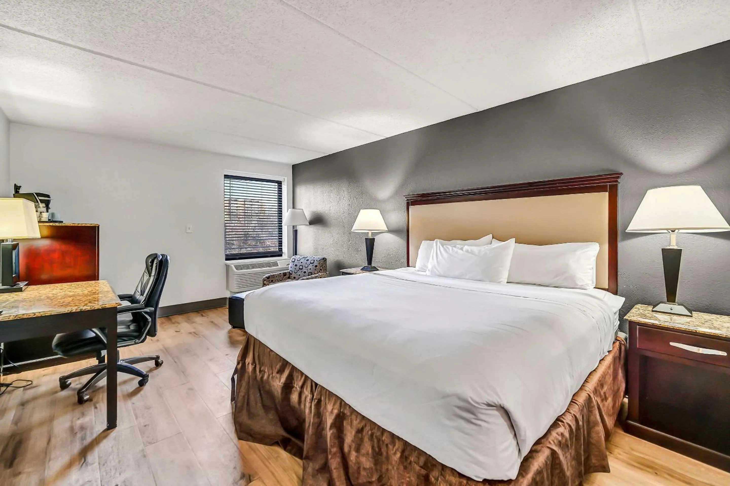 Bedroom, Bed in Radisson Hotel Schaumburg