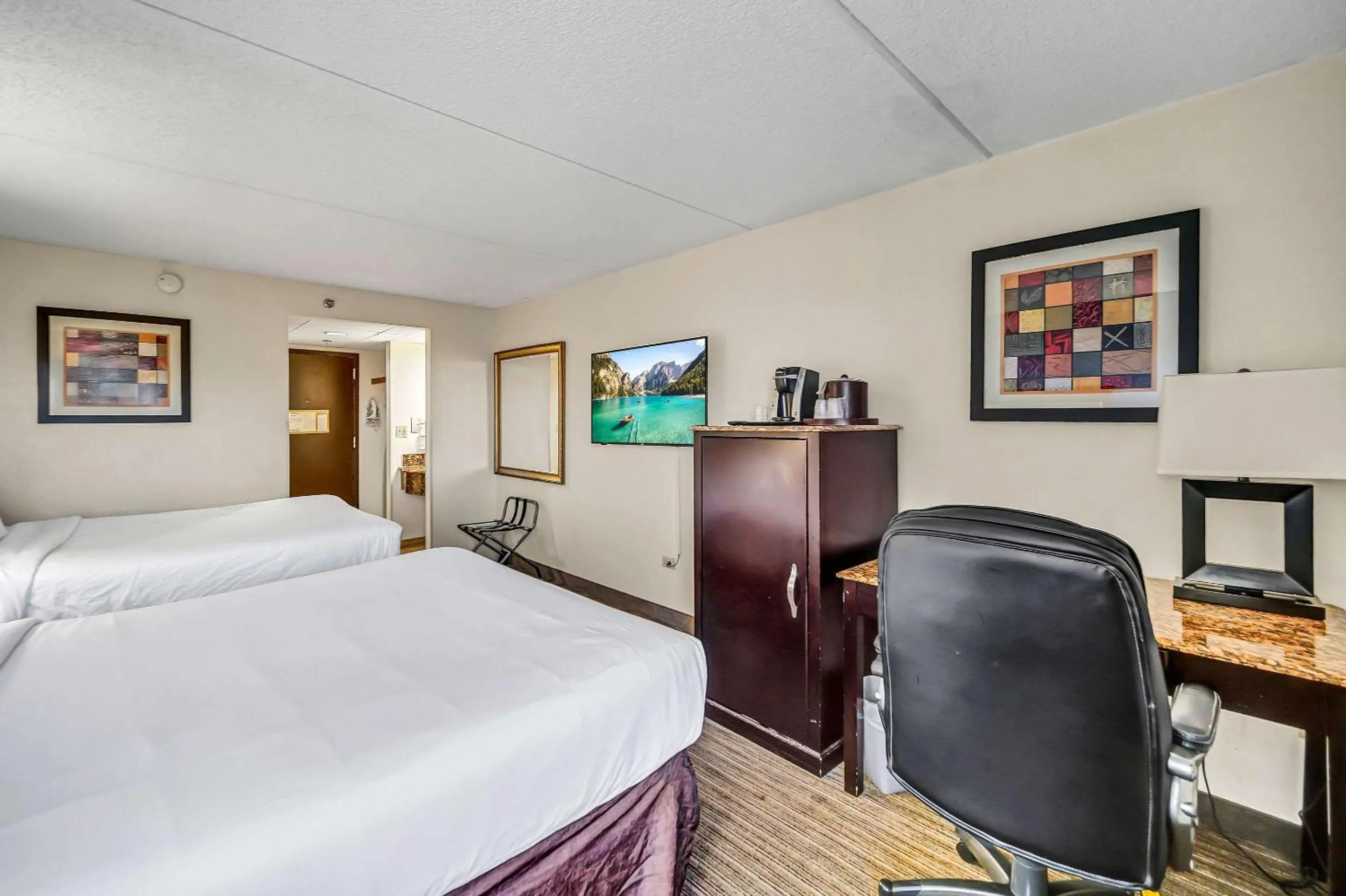 Bedroom, Bed in Radisson Hotel Schaumburg