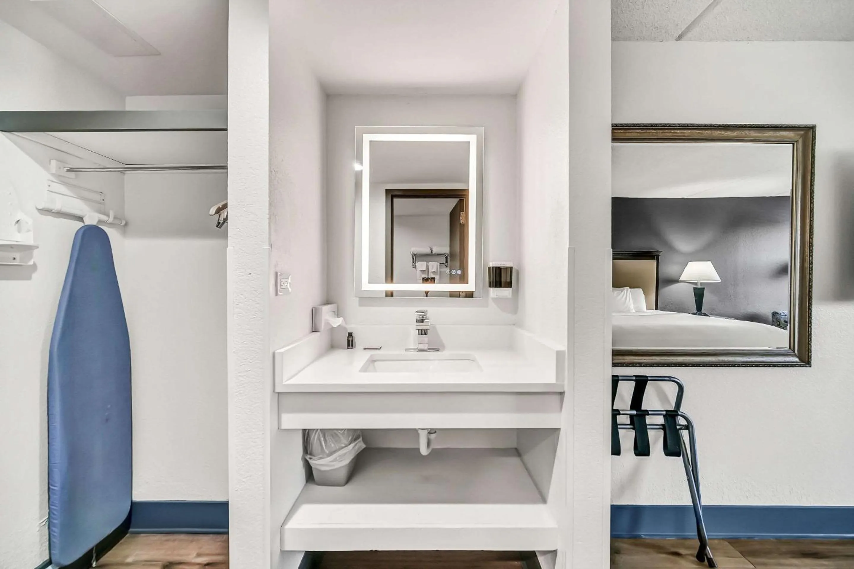 Bedroom in Radisson Hotel Schaumburg