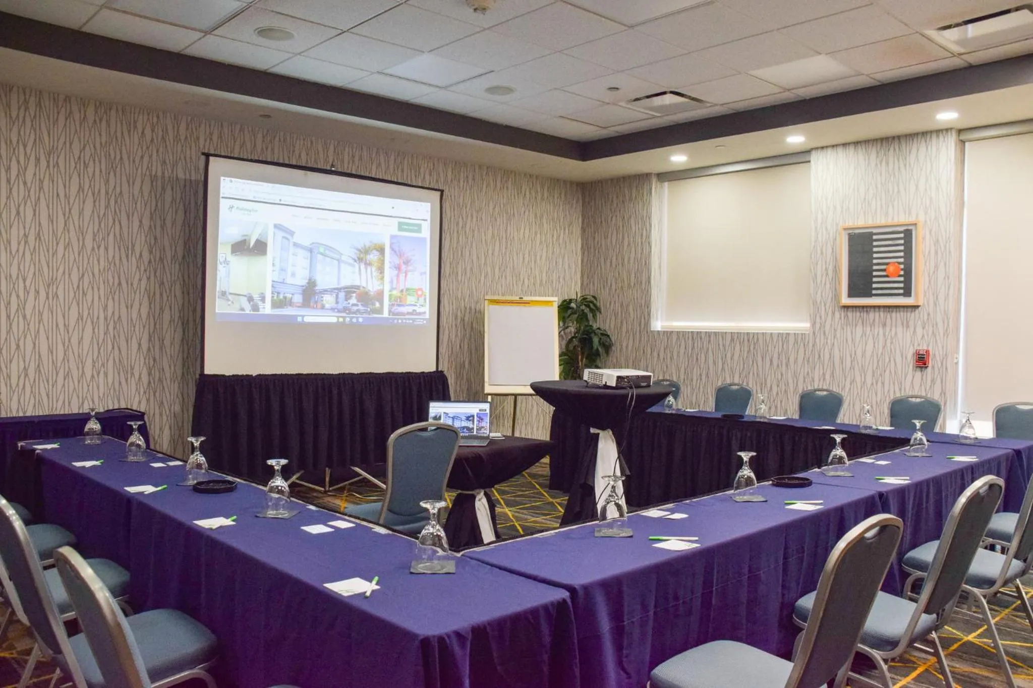 Meeting/conference room in Holiday Inn & Suites Phoenix Airport by IHG