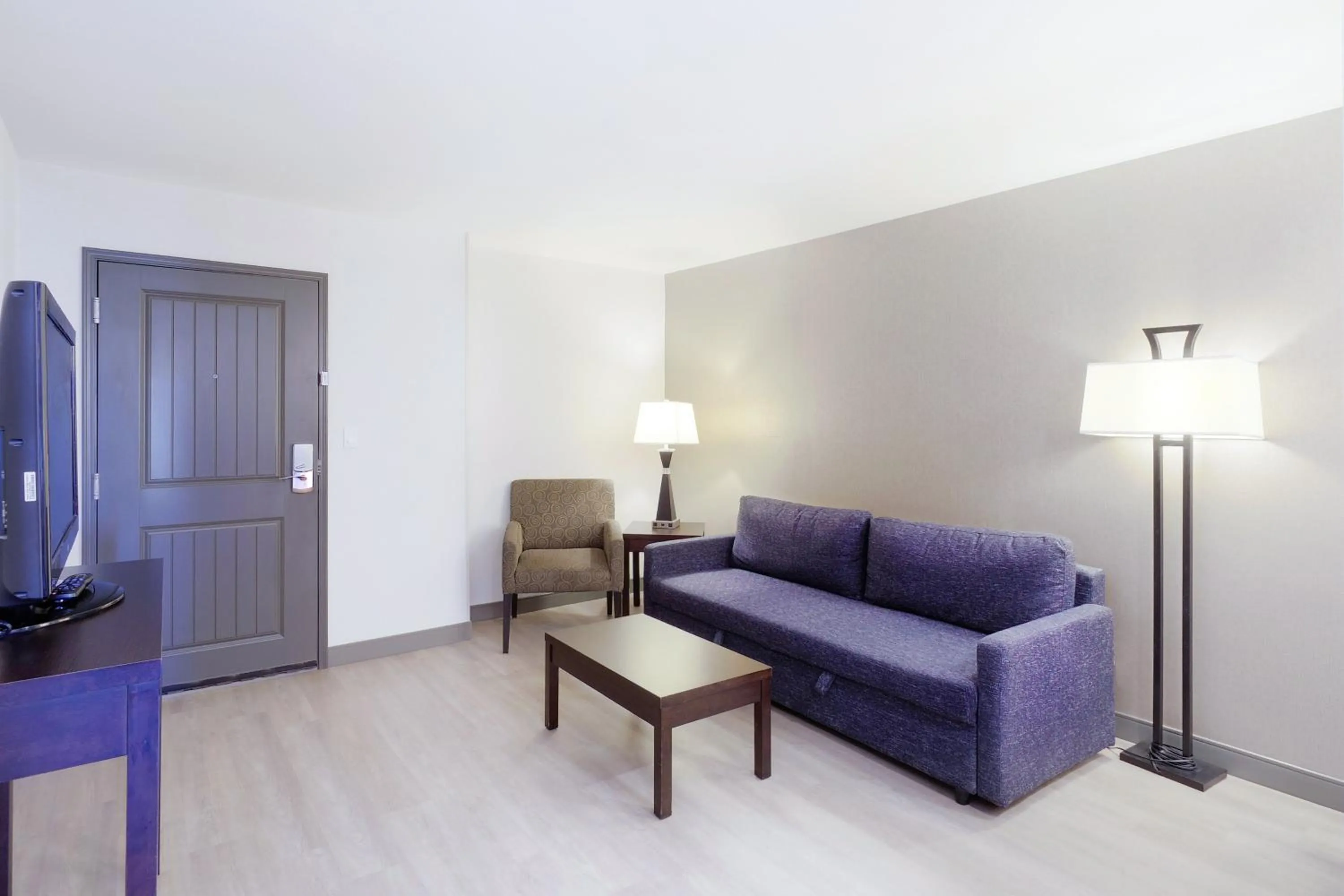 Photo of the whole room in Holiday Inn & Suites Phoenix Airport by IHG