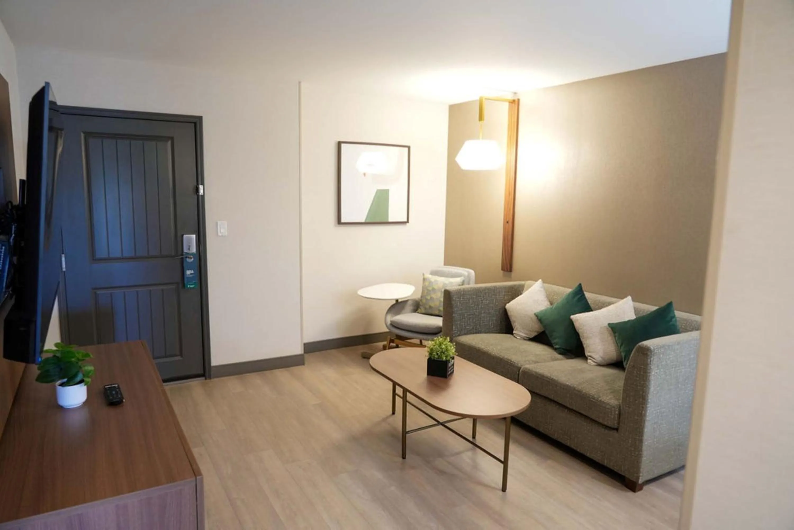 Photo of the whole room in Holiday Inn & Suites Phoenix Airport by IHG