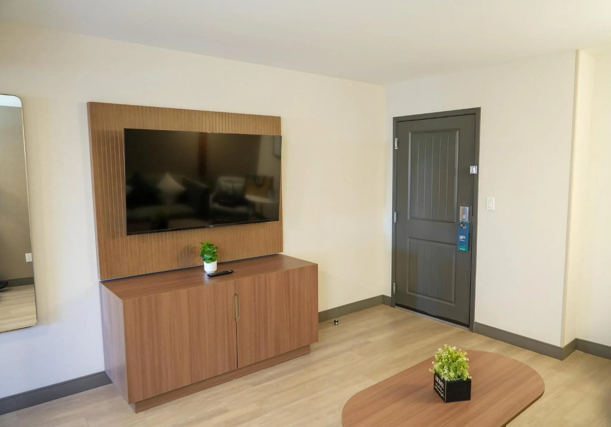 Photo of the whole room in Holiday Inn & Suites Phoenix Airport by IHG