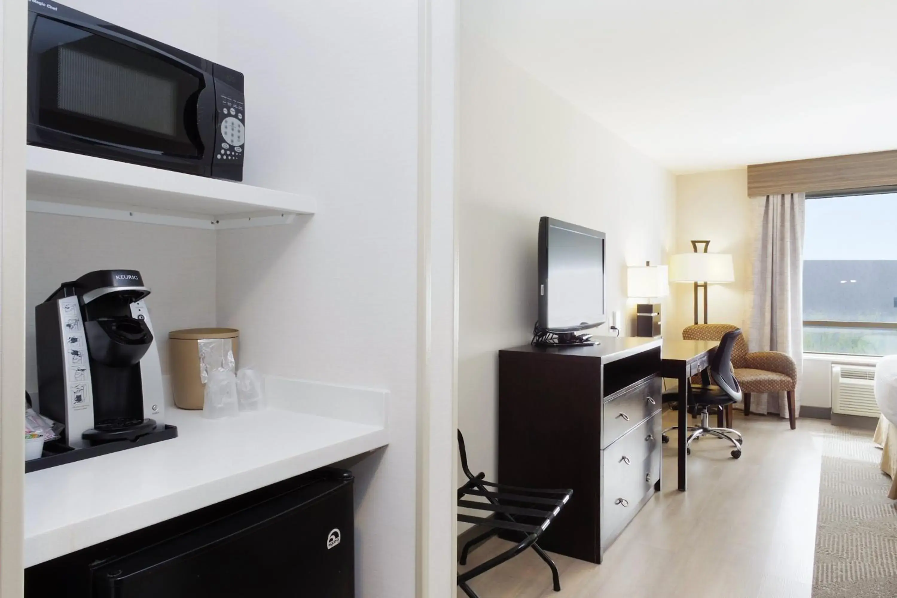 Standard Queen Room with Two Queen Beds - Communications and Mobility Accessible in Holiday Inn & Suites Phoenix Airport by IHG Standard Queen Room with Two Queen Beds - Communications and Mobility Accessible in Holiday Inn & Suites Phoenix Airport by IHG