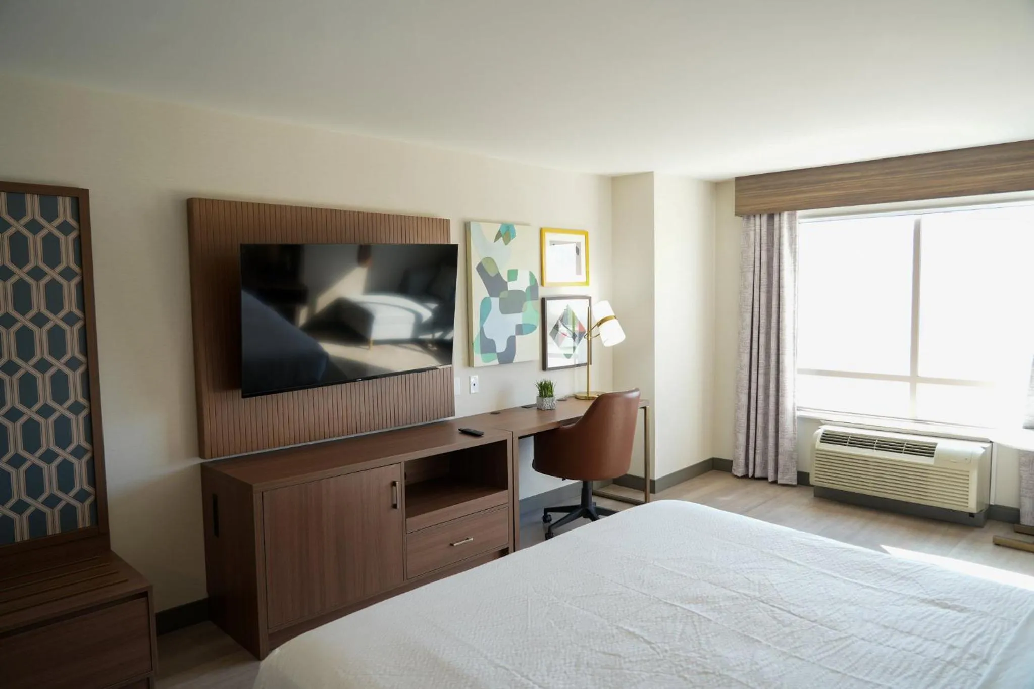 Photo of the whole room, Bed in Holiday Inn & Suites Phoenix Airport by IHG