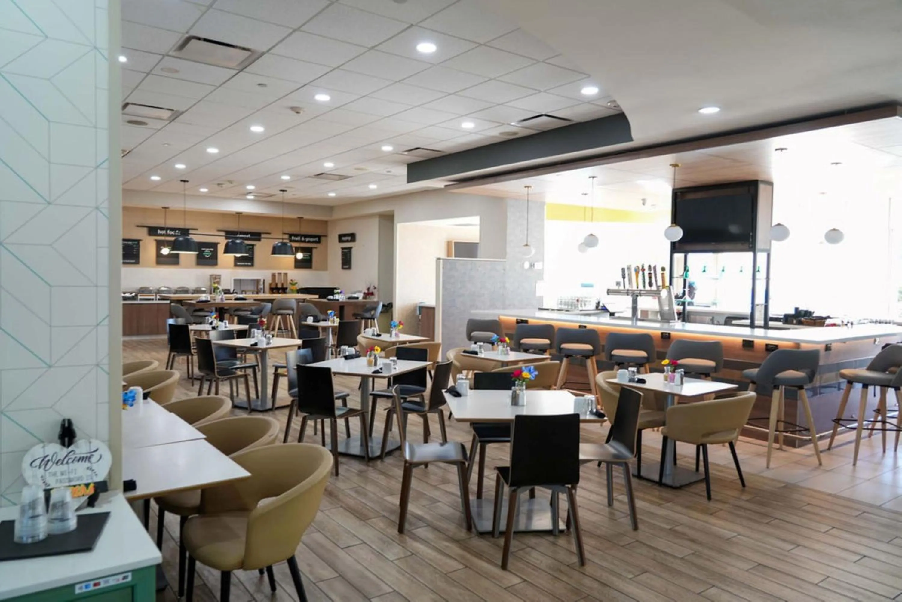 Lounge or bar in Holiday Inn & Suites Phoenix Airport by IHG