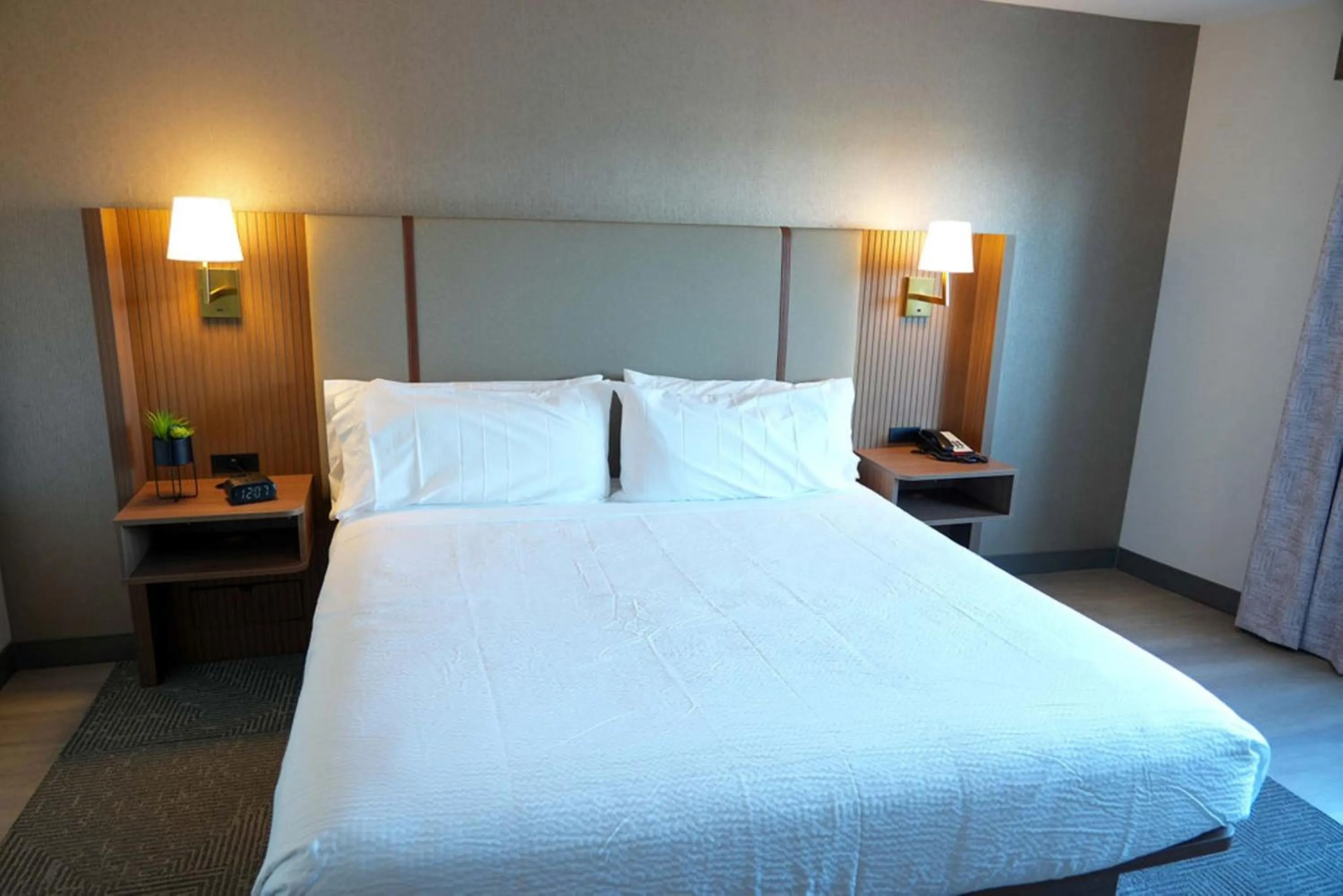 Photo of the whole room, Bed in Holiday Inn & Suites Phoenix Airport by IHG