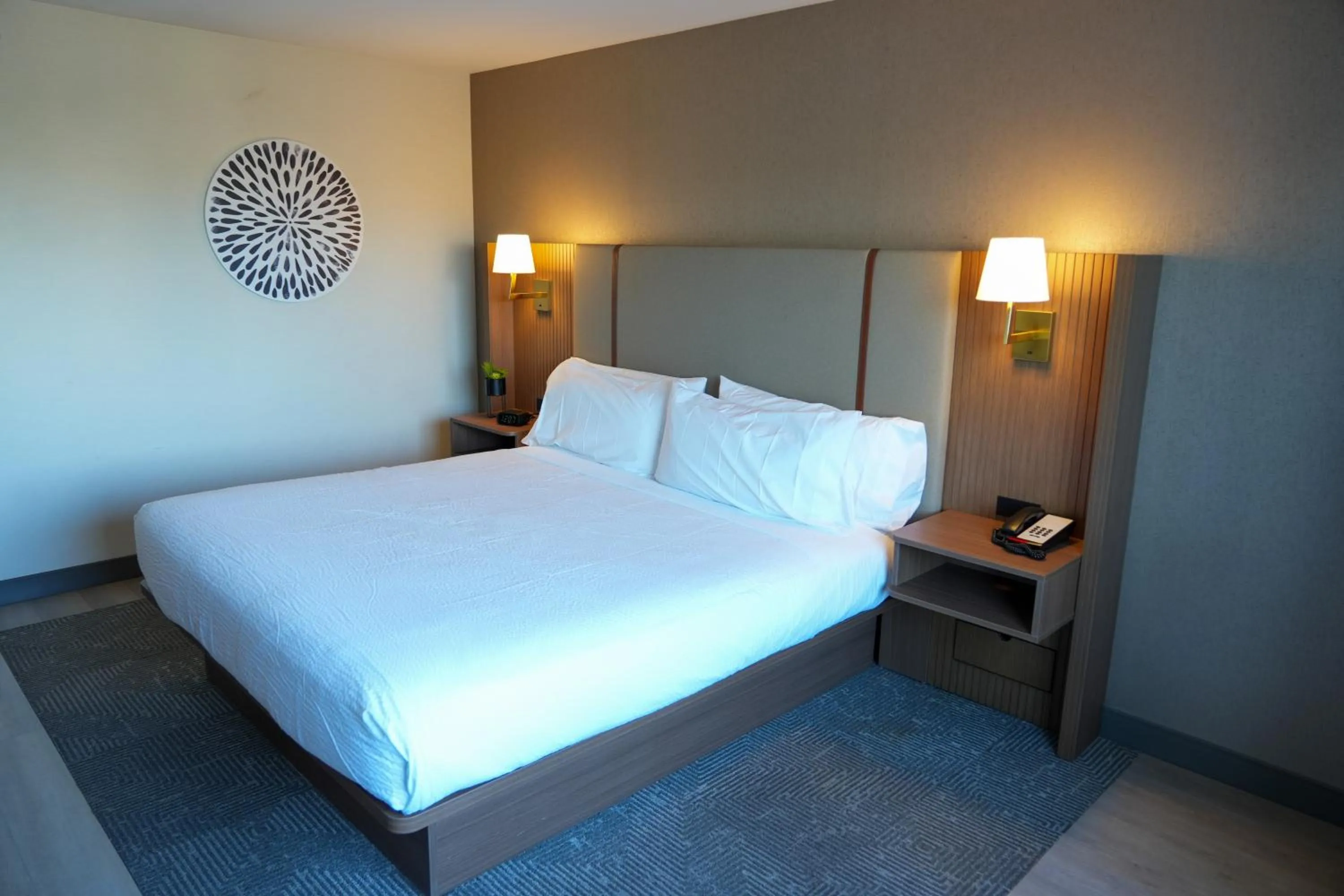 Bed in Holiday Inn & Suites Phoenix Airport by IHG
